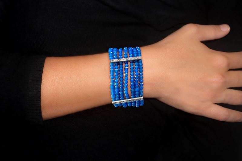 Bracciale a fascia in oro 585 (14 KT) con granati e pietre sulla susta e lungo le 3 bande di sost...