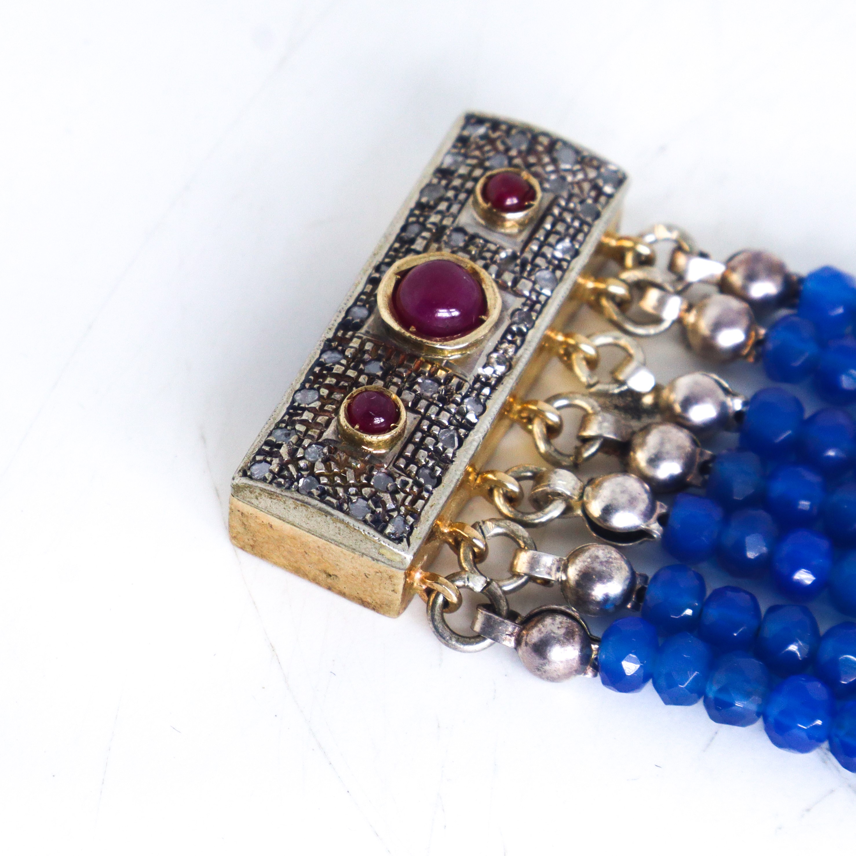 Bracciale a fascia in oro 585 (14 KT) con granati e pietre sulla susta e lungo le 3 bande di sost...