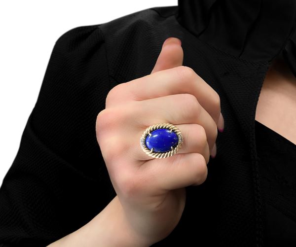 14kt yellow gold cocktail ring with central lapis lazuli