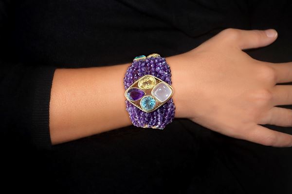Band bracelet with safety clasp with amethysts and stones and gold details