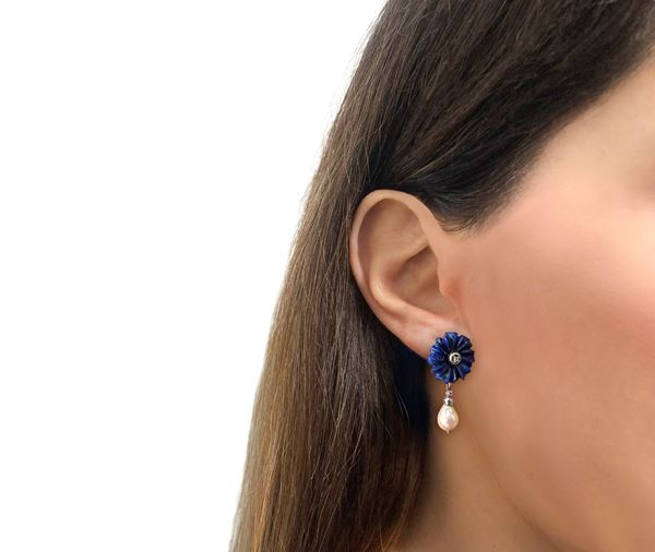 750 white gold earrings in the shape of a lapis lazuli flower with a central diamond and a pendant pearl