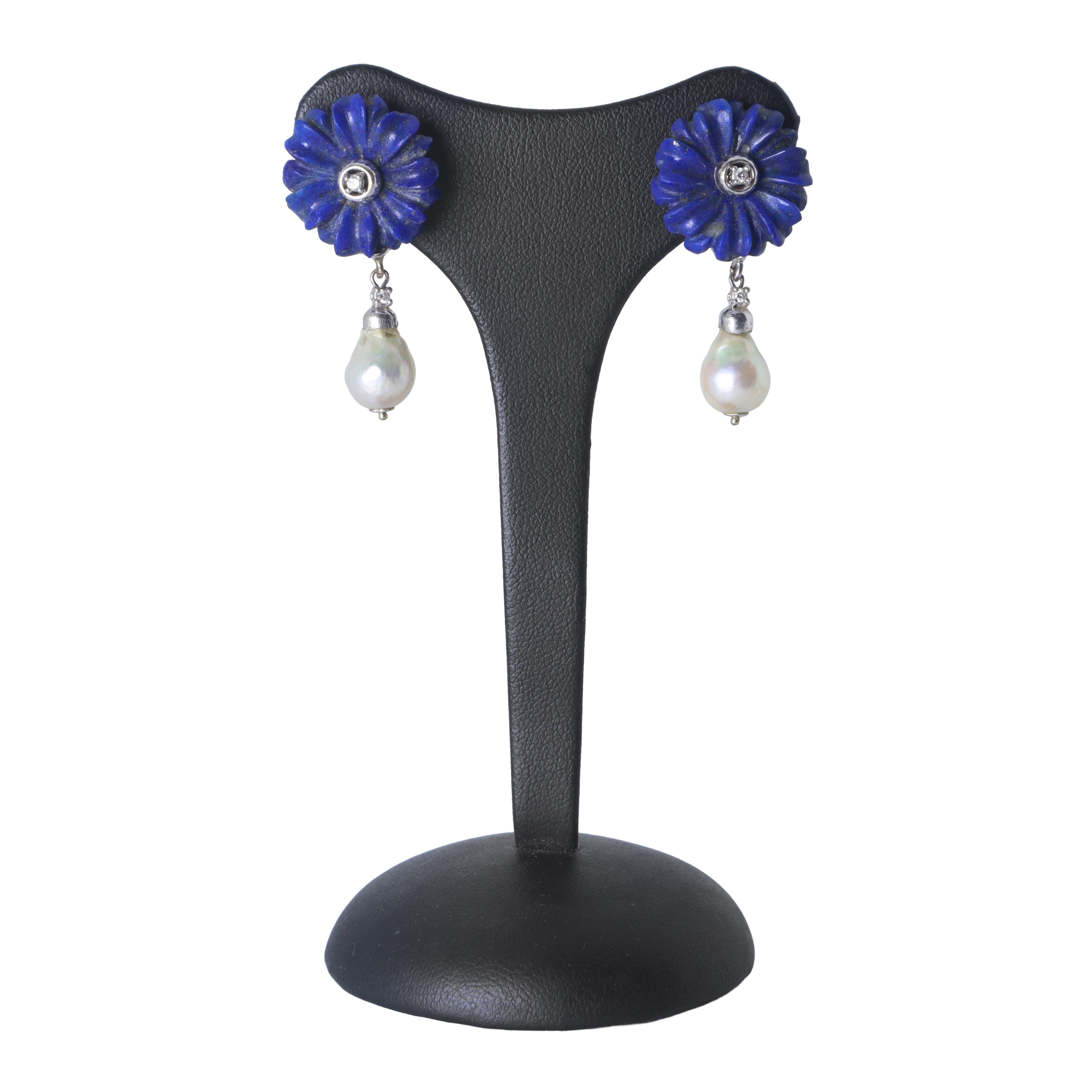 Orecchini in oro bianco 750 a forma di fiore in lapislazzulo con diamante centrale e perla penden...