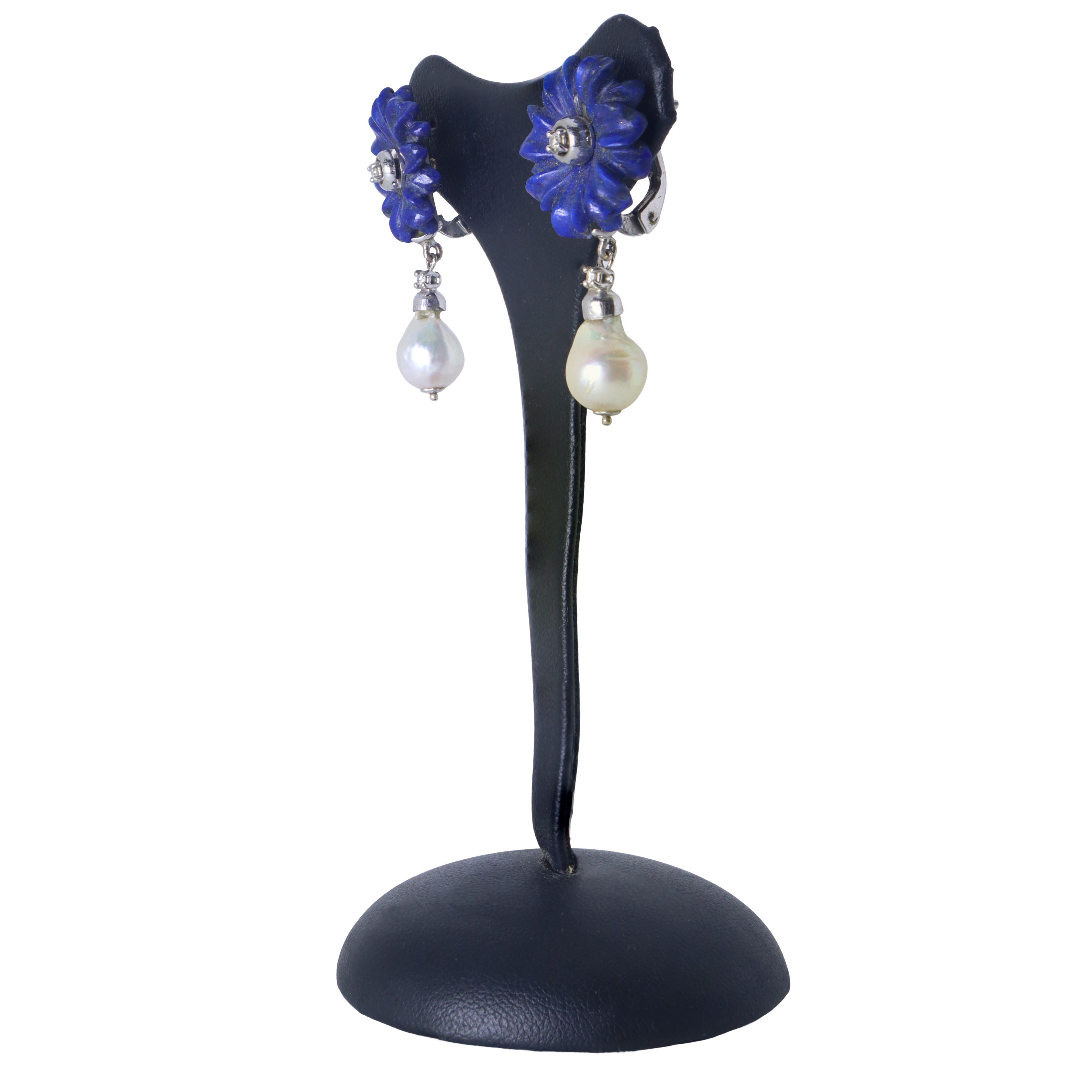 Orecchini in oro bianco 750 a forma di fiore in lapislazzulo con diamante centrale e perla penden...