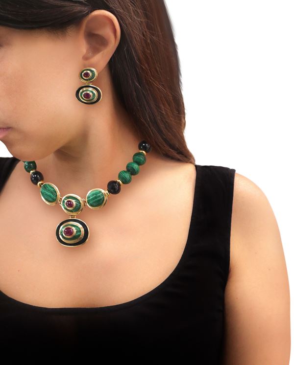 14kt yellow gold set, malachite, onyx and garnets composed of necklace and pendant earrings