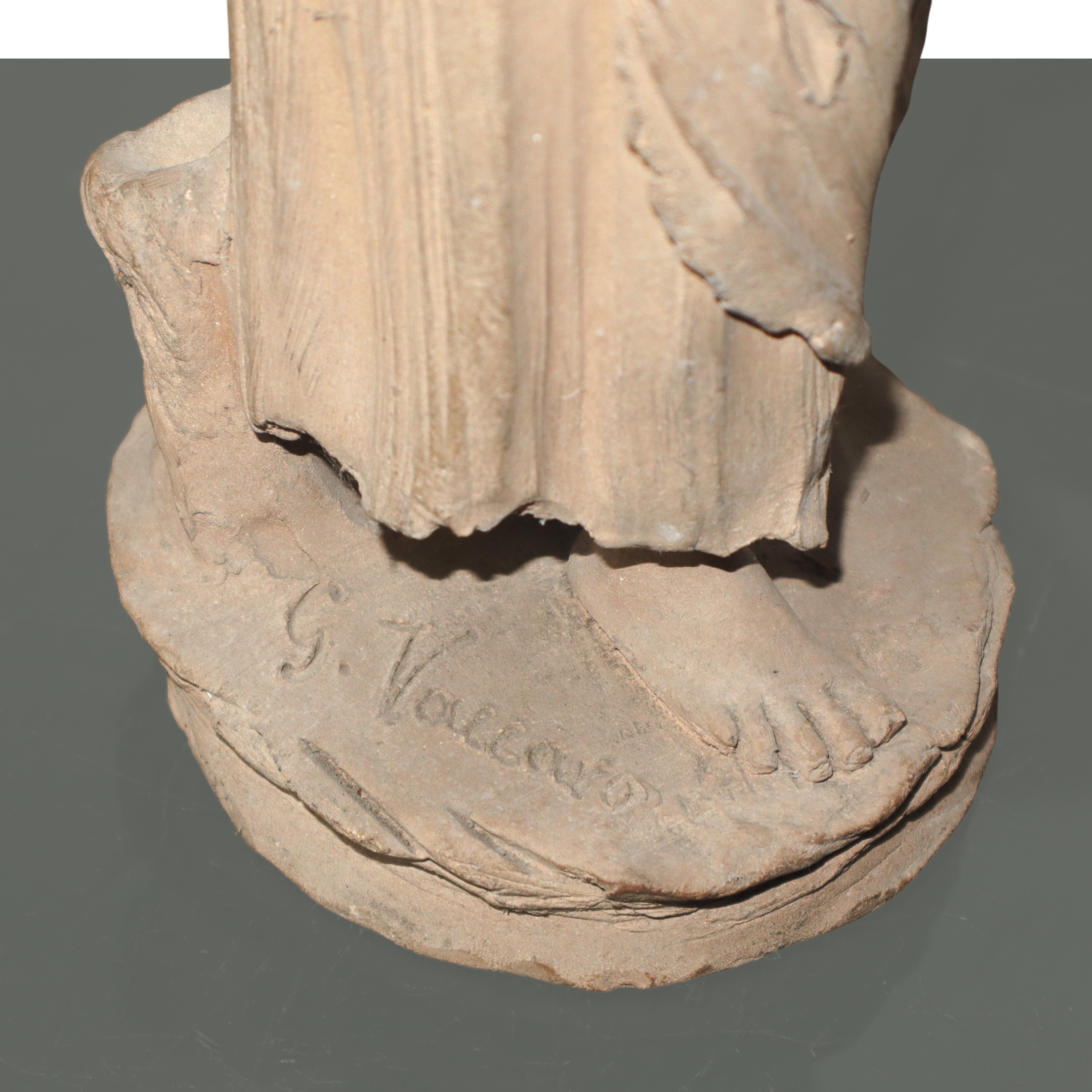 Vecchia con vaso in mano