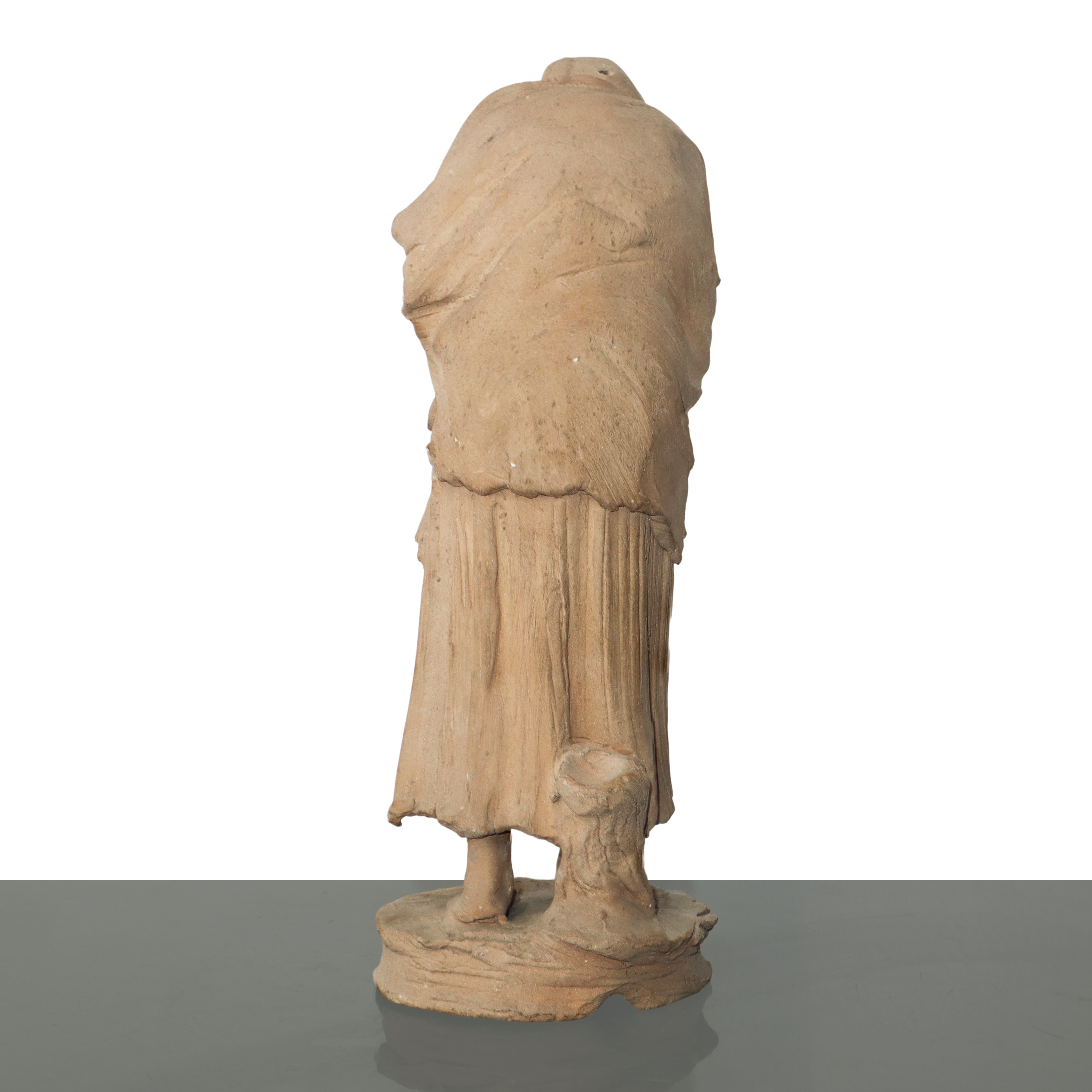 Vecchia con vaso in mano