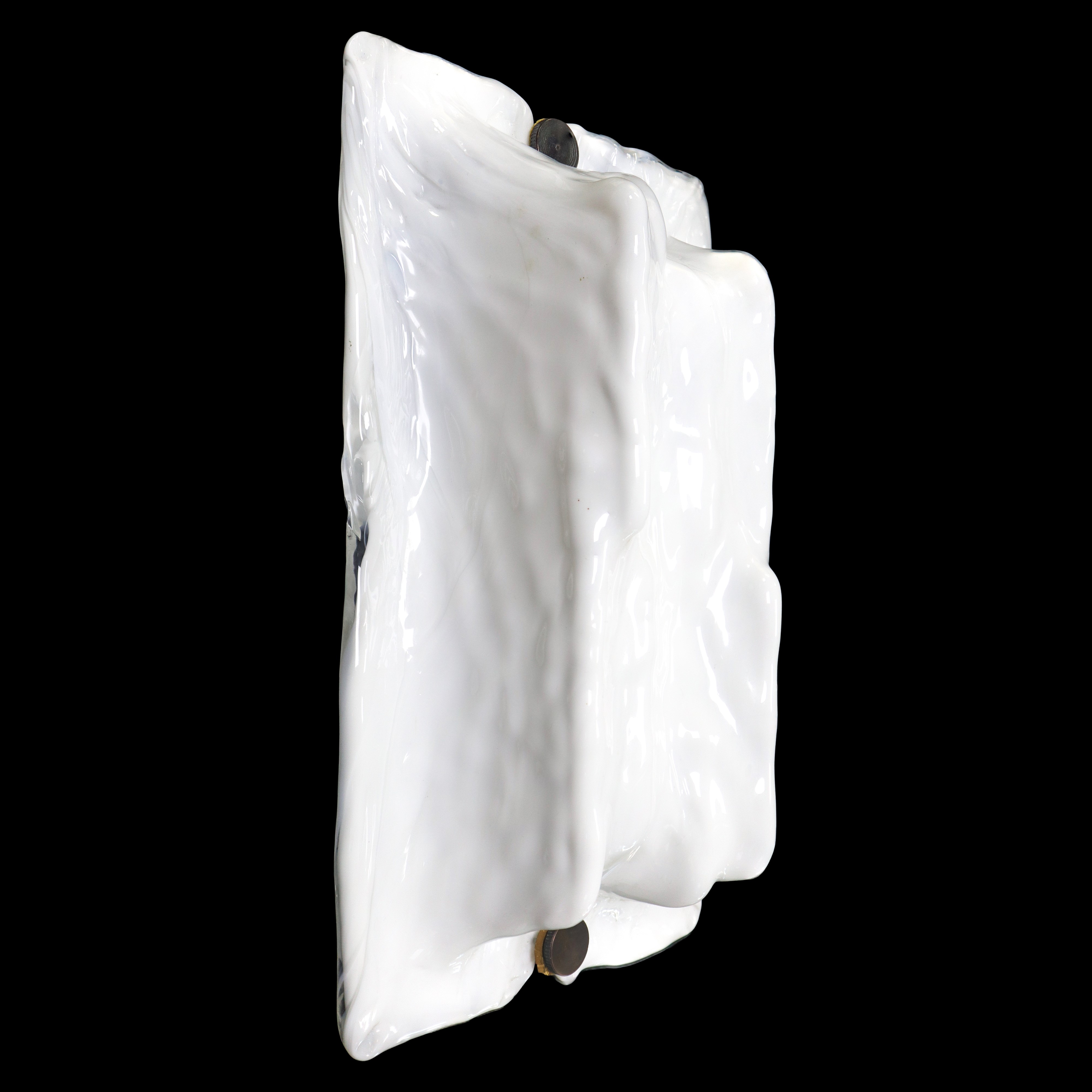 Coppia di appliques modello "Zest" in vetro soffiato sagomato a mano con rilievi e vetro bianco l...