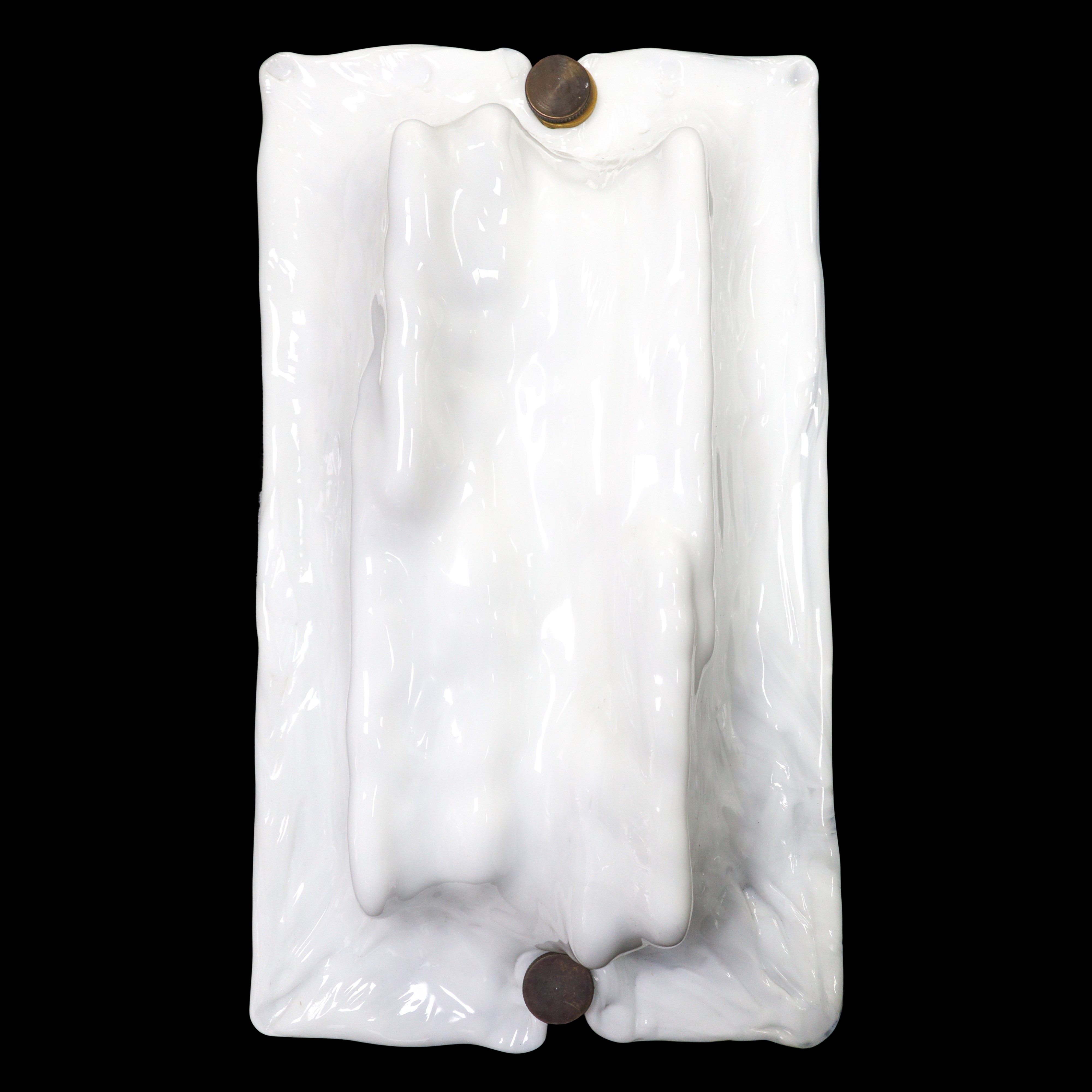 Coppia di appliques modello "Zest" in vetro soffiato sagomato a mano con rilievi e vetro bianco l...