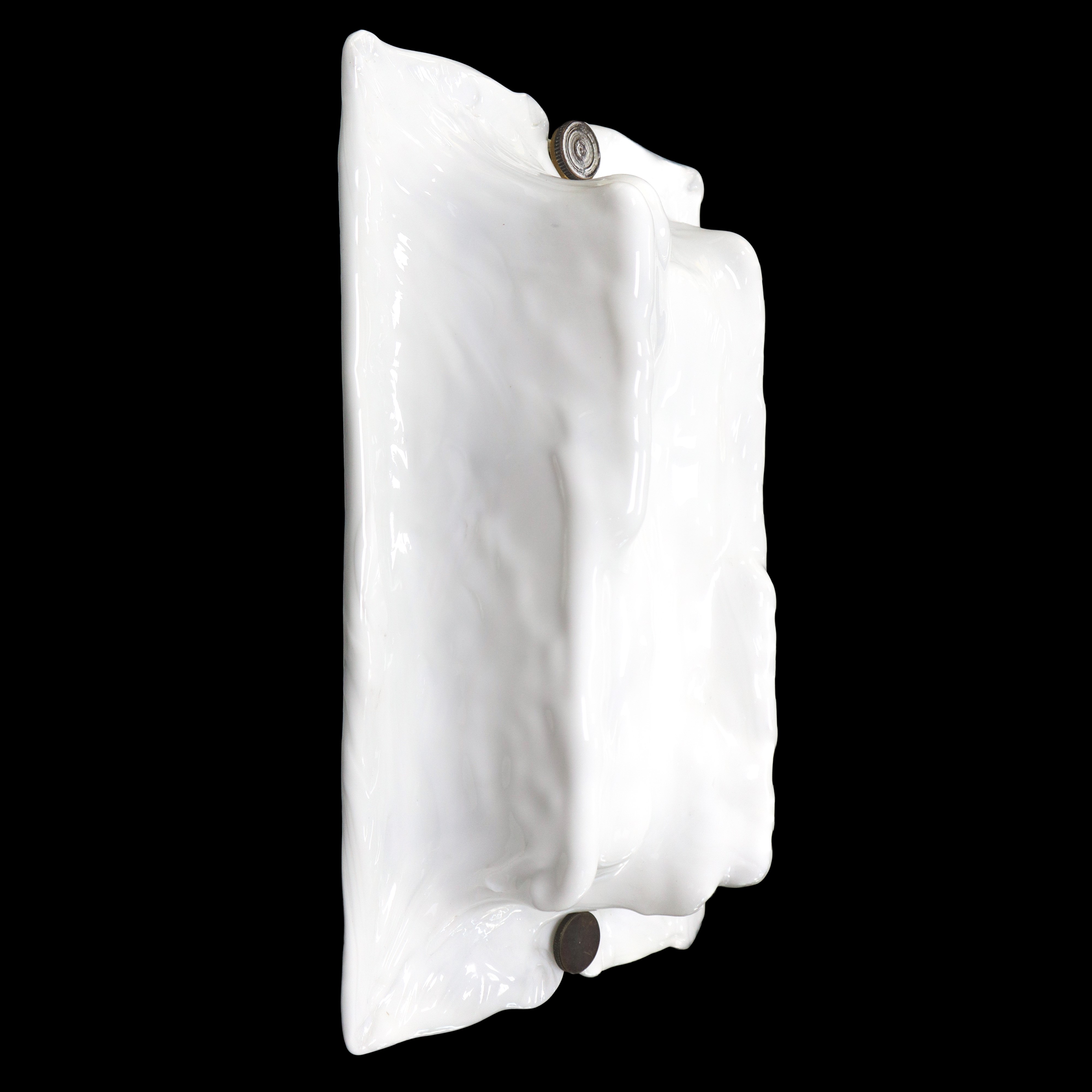 Coppia di appliques modello "Zest" in vetro soffiato sagomato a mano con rilievi e vetro bianco l...