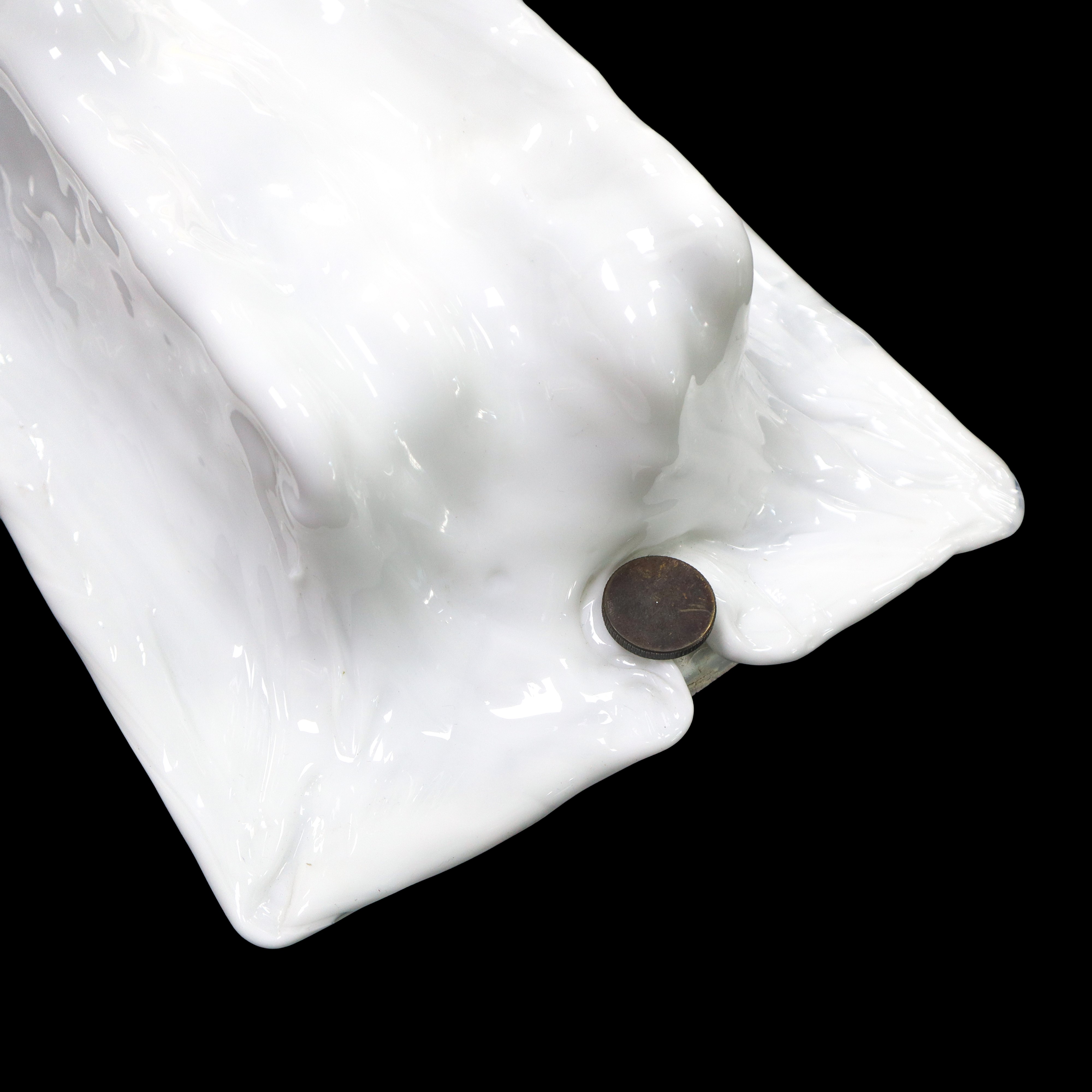 Coppia di appliques modello "Zest" in vetro soffiato sagomato a mano con rilievi e vetro bianco l...