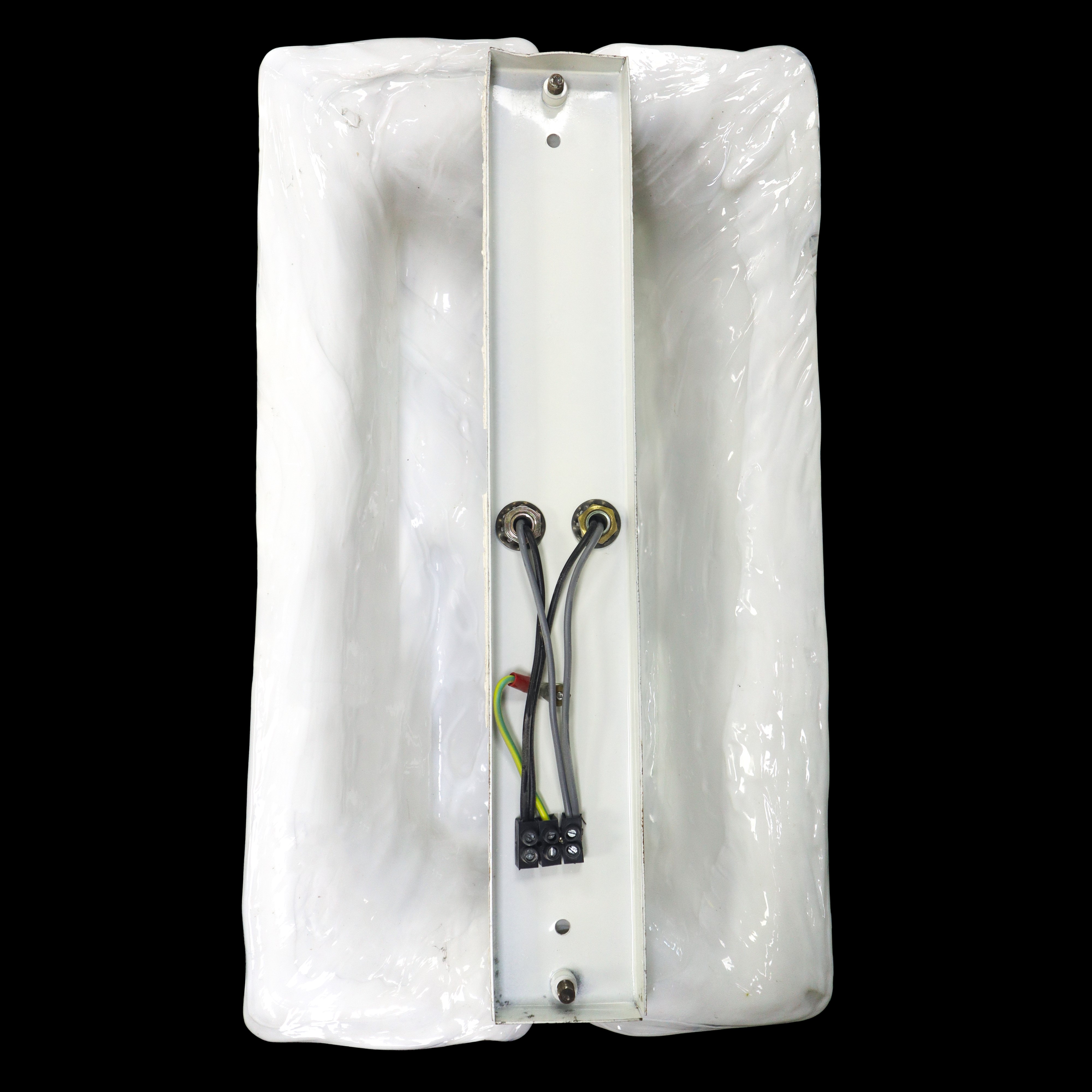 Coppia di appliques modello "Zest" in vetro soffiato sagomato a mano con rilievi e vetro bianco l...