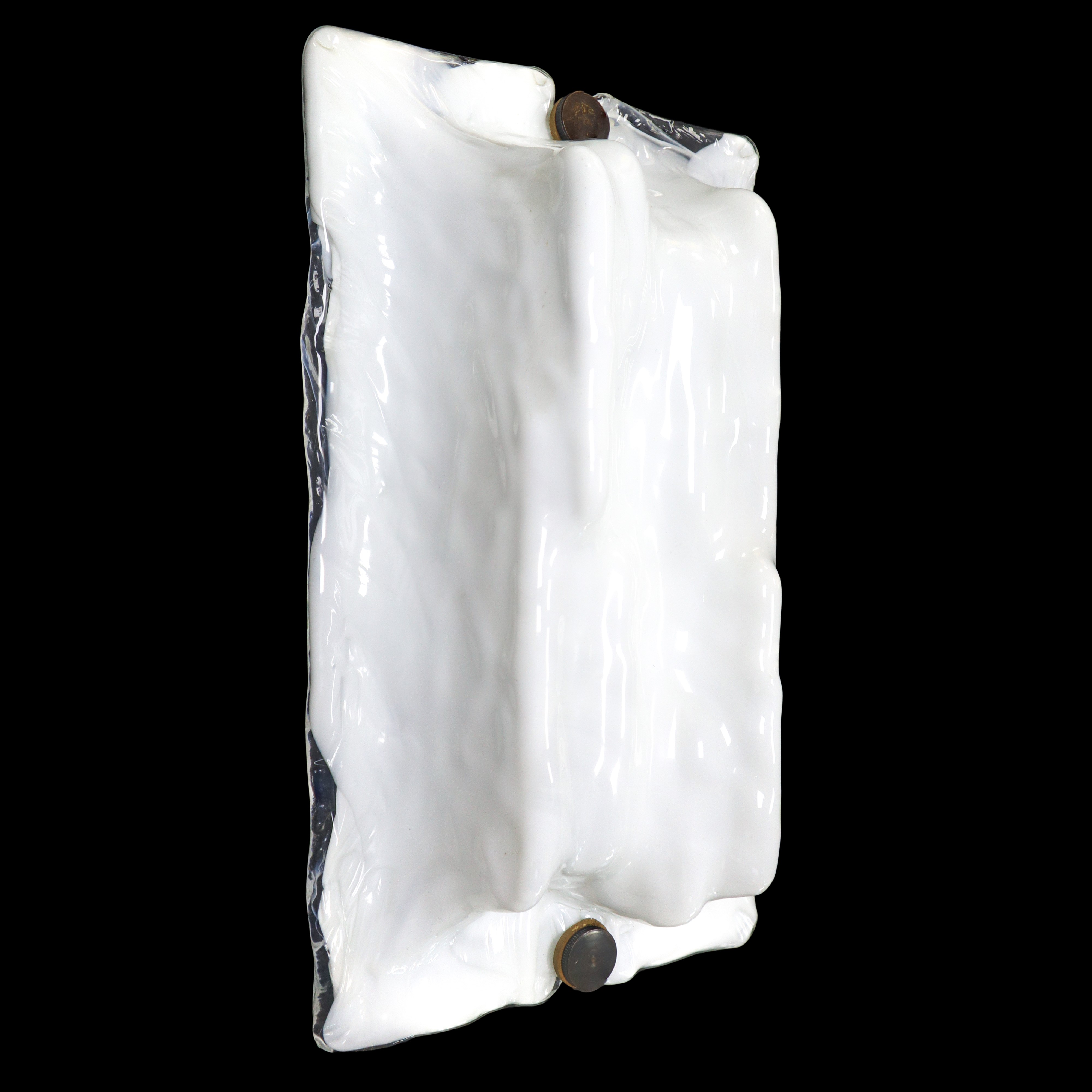 Applique modello "Zest" in vetro soffiato sagomato a mano con rilievi e vetro bianco lattimo