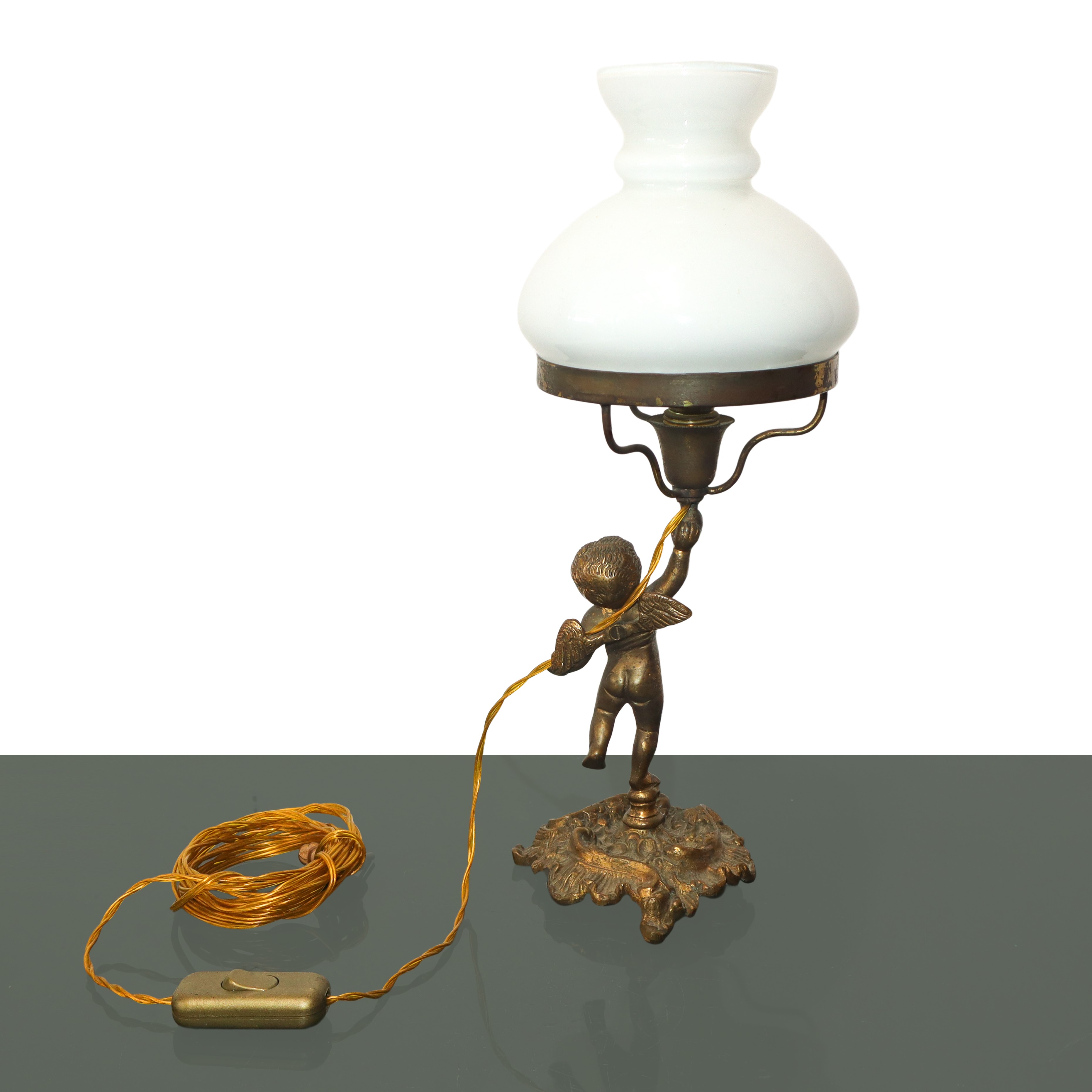 Lampada da tavolo elettrificata con putto e diffusore in vetro bianco
