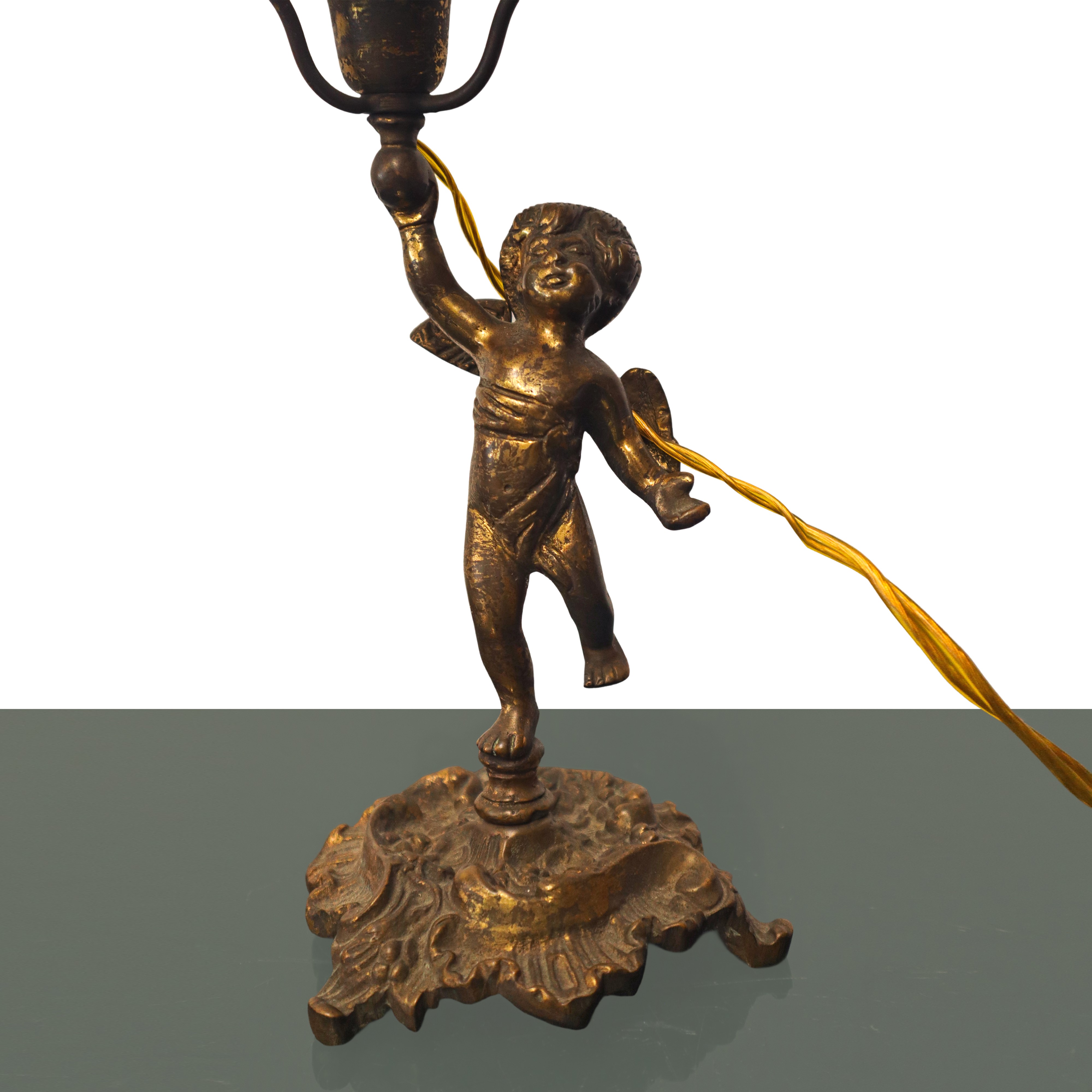 Lampada da tavolo elettrificata con putto e diffusore in vetro bianco
