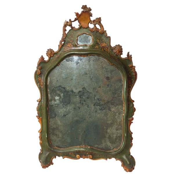 Specchiera veneta Luigi XV laccata verde con decori floreali e specchio al mercurio