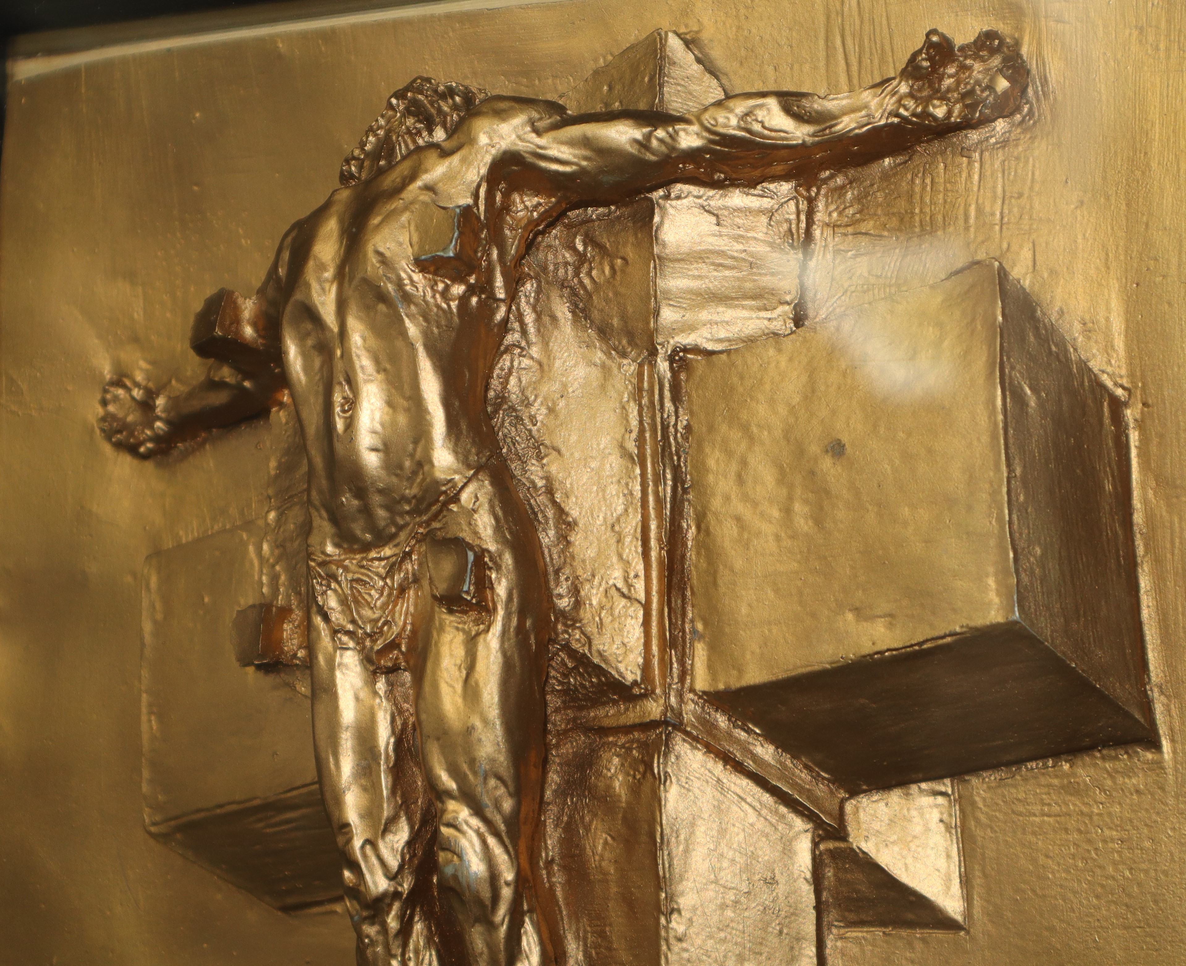 Corpus Hypercubus, bassorilievo su lamina oro