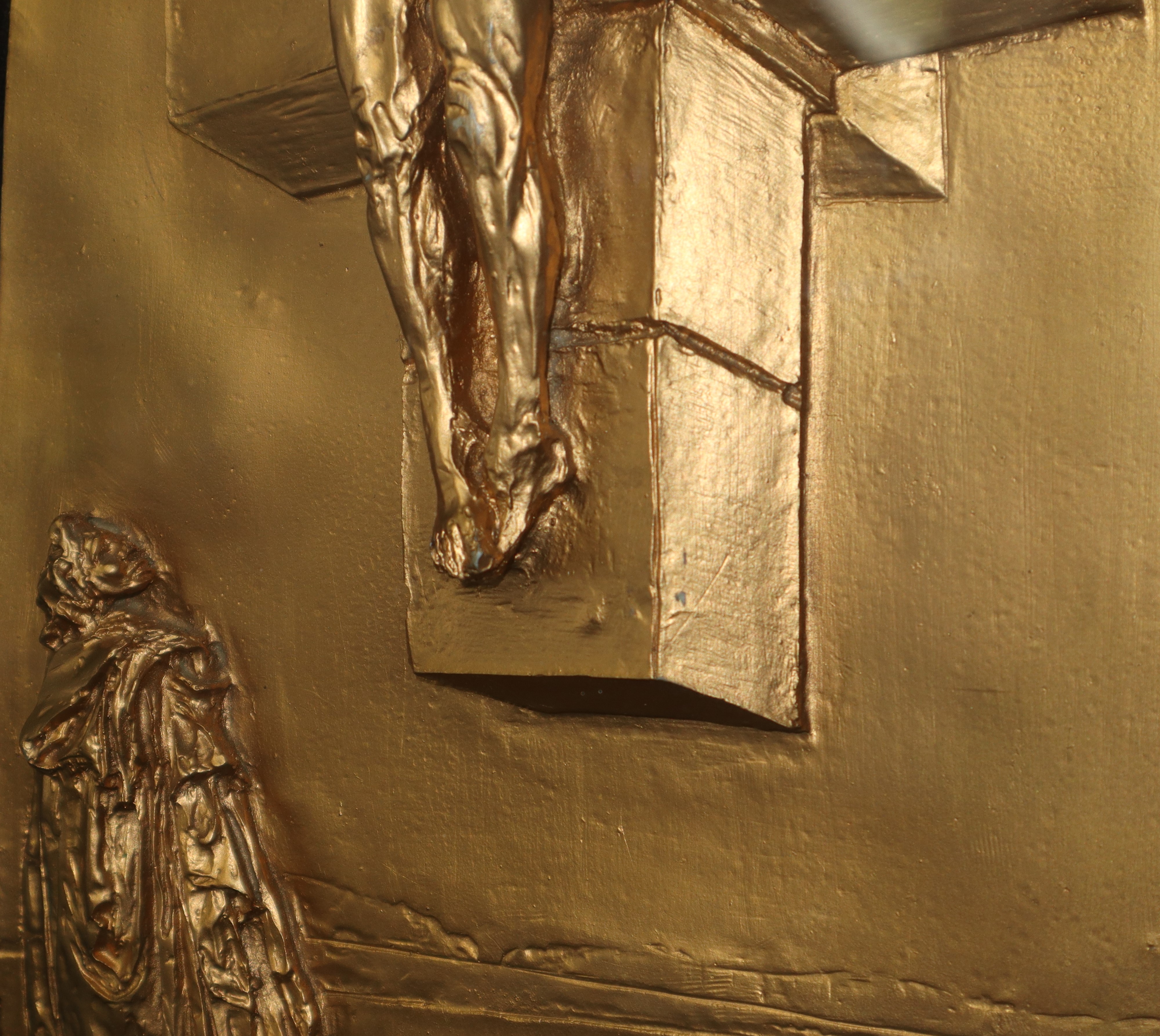 Corpus Hypercubus, bassorilievo su lamina oro