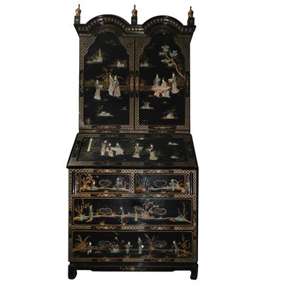 Mobile Cinese con Inserti in Pietre Dure che Rappresentano Scene di Vita