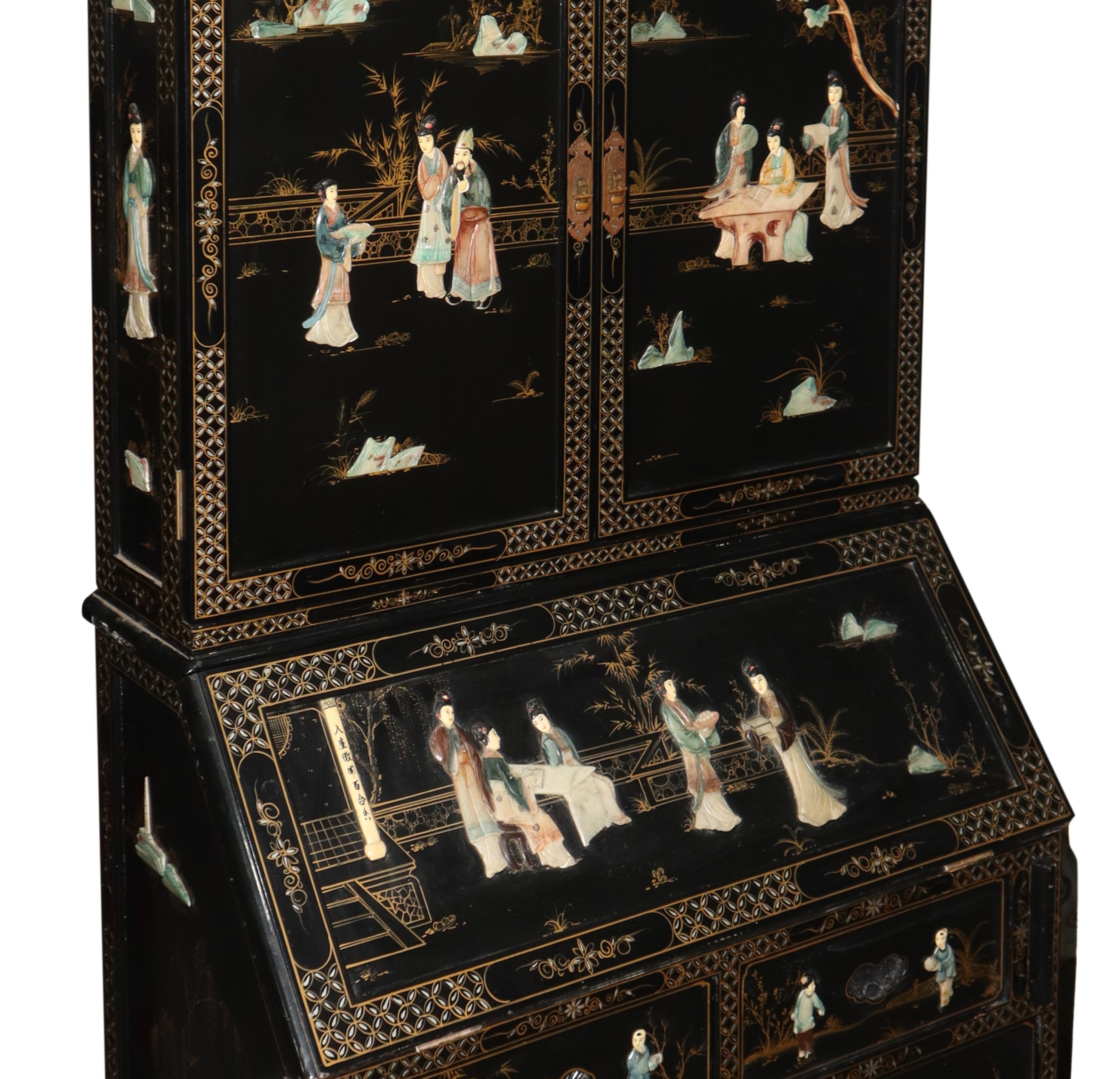 Mobile Cinese con Inserti in Pietre Dure che Rappresentano Scene di Vita