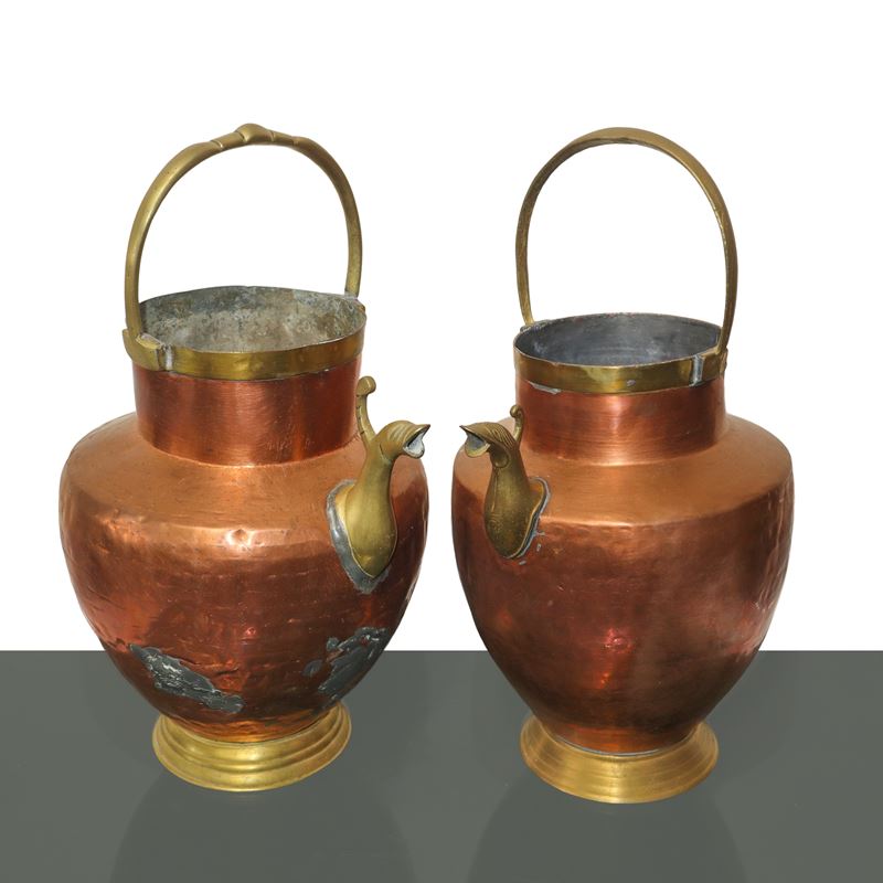 Coppia di brocche in rame e ottone, altezza 40 cm e 40,5 cm