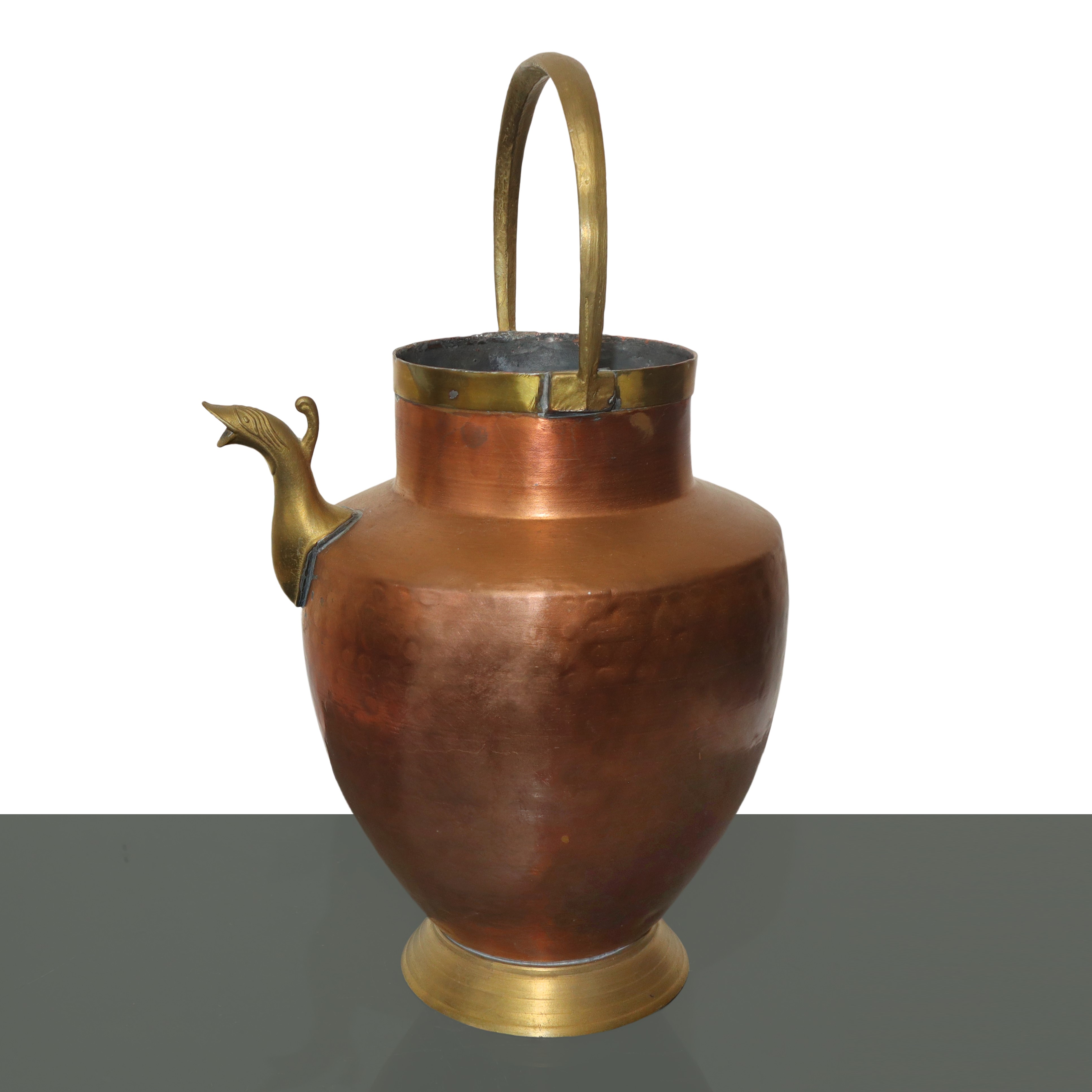 Coppia di brocche in rame e ottone, altezza 40 cm e 40,5 cm