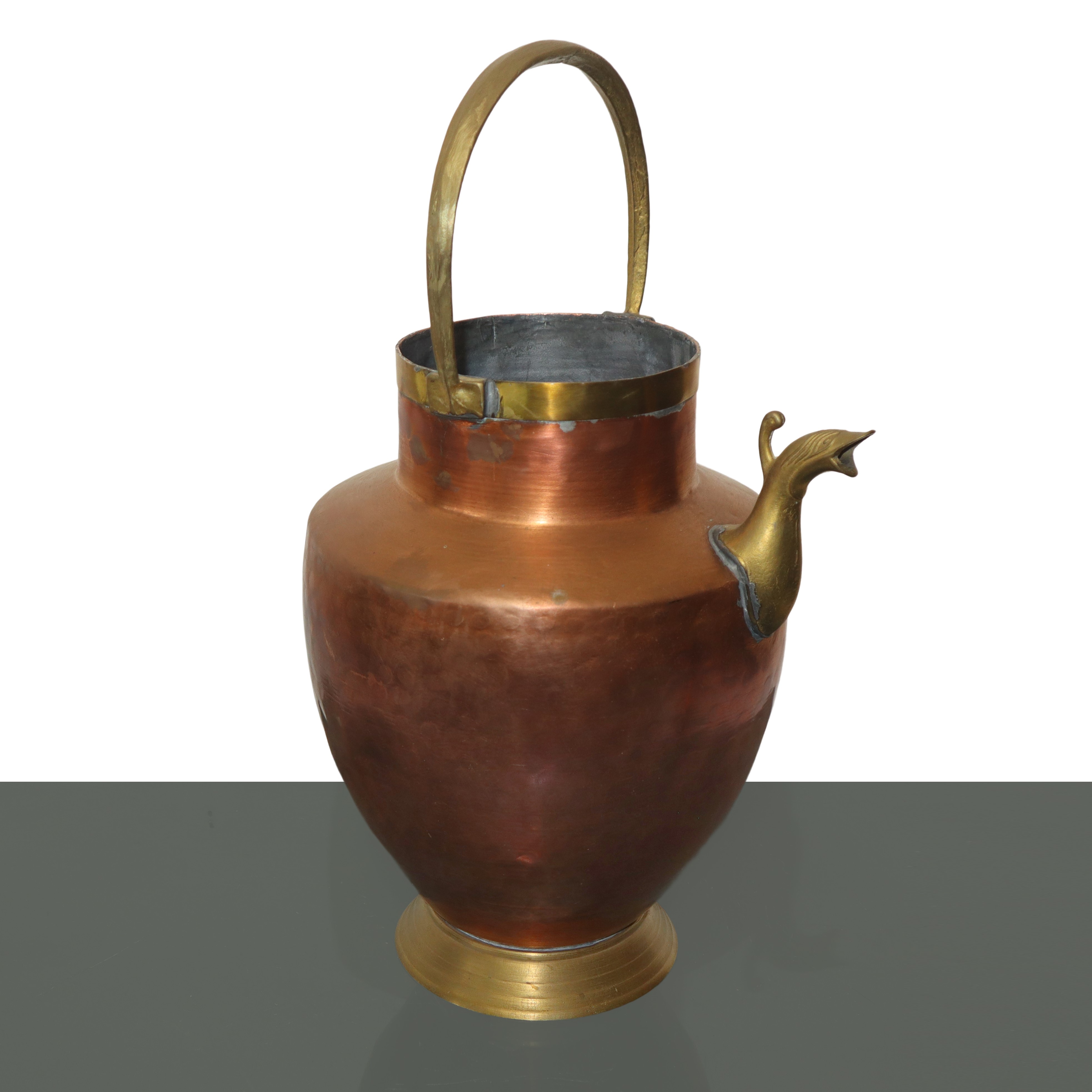 Coppia di brocche in rame e ottone, altezza 40 cm e 40,5 cm