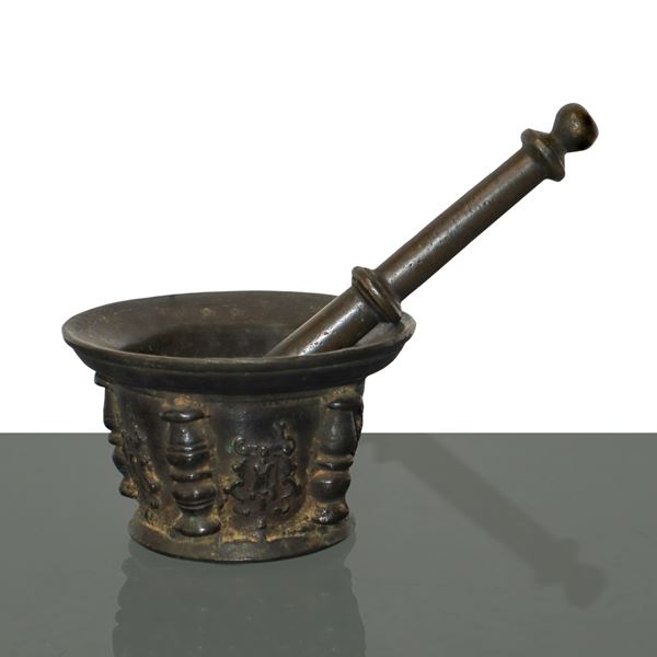 Bronze mortar with pestle