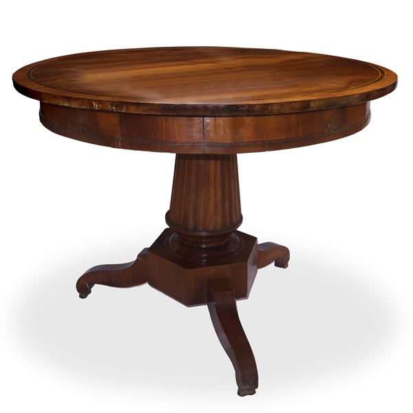 Tavolo da centro rotondo in legno di noce, piano con circonferenza filettata in legno di palissandro scuro con piede a 3 razze e sostegno  a colonna scanalata