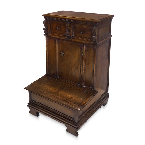 Inginocchiatoio veneziano intagliato e scolpito con due cassetti superiori, antina e scomparto