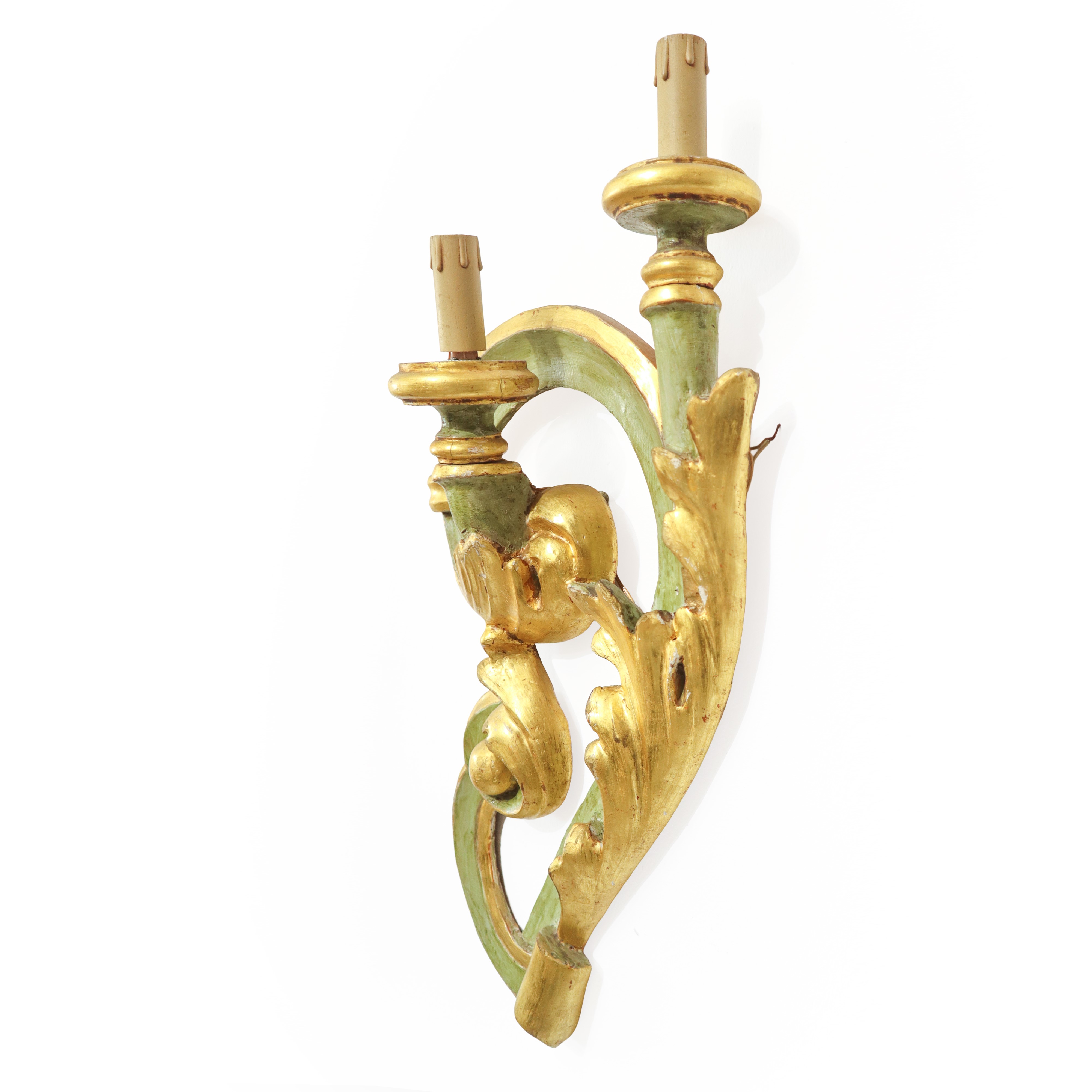 Coppia di applique da muro in legno dorato e verde, due luci