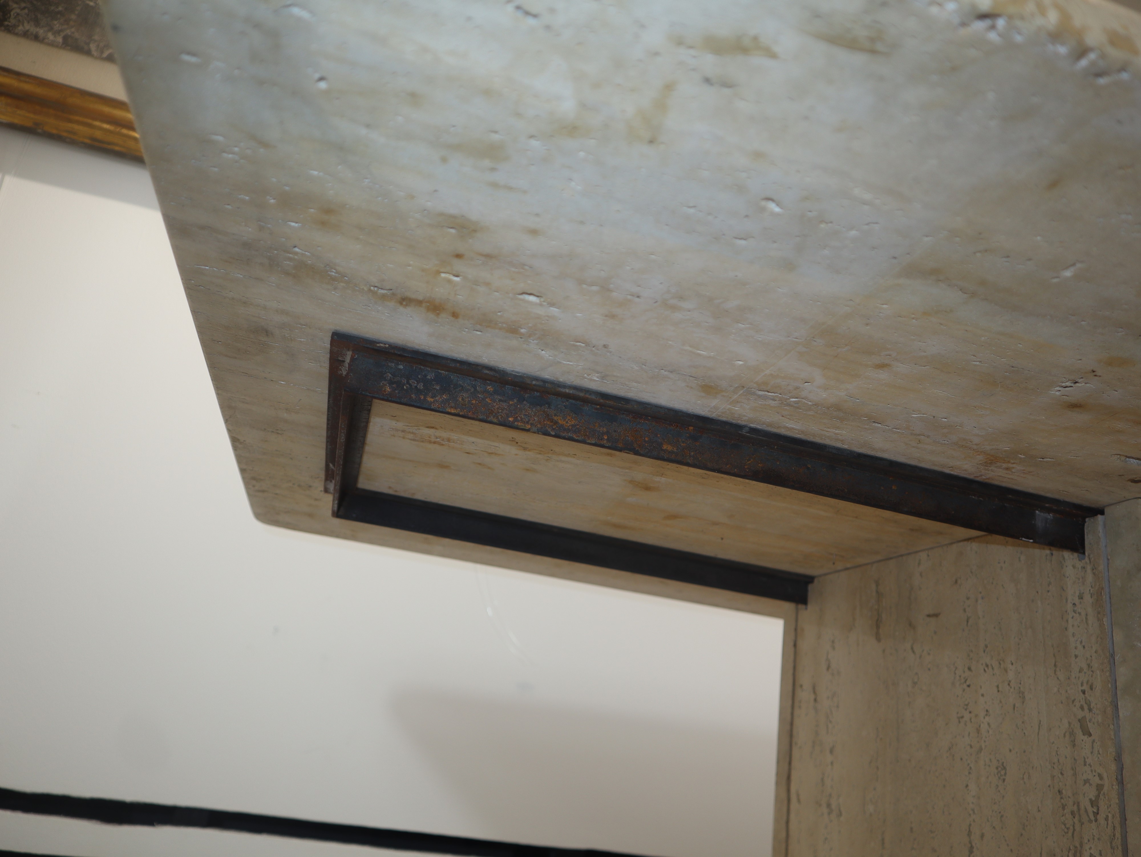 Tavolo in marmo travertino bianco