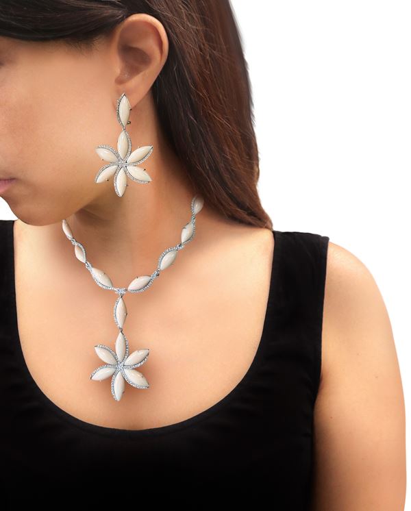 SET COMPRISING: 750 WHITE GOLD NECKLACE WITH FLOWER-SHAPED PENDANT IN PINK CORAL AND 3.50 KT BRILLIANT-CUT DIAMONDS AND 750 WHITE GOLD EARRINGS WITH FLOWER-SHAPED PINK CORAL AND BRILLIANT-CUT DIAMONDS