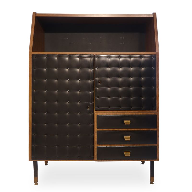 Libreria in legno con inserti in pelle