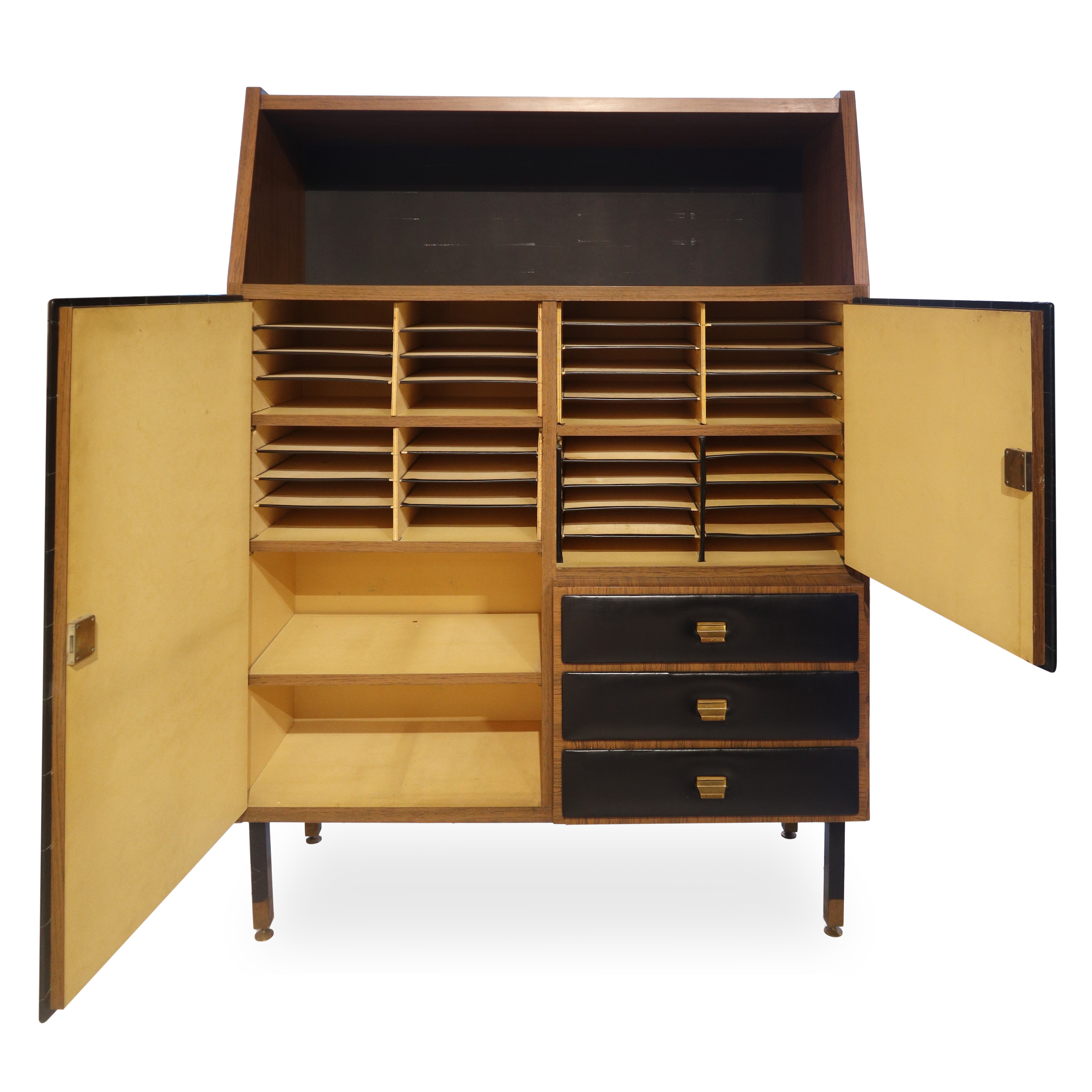 Libreria in legno con inserti in pelle