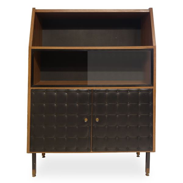 Libreria in legno con vetro e inserti in pelle