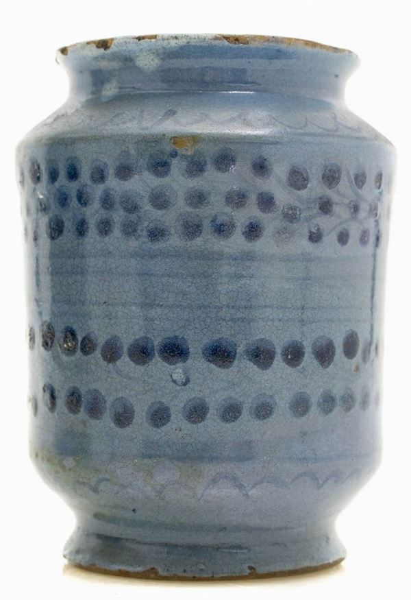 Cilindro officine maiolicare caltagironesi light blue background dotted in blue. 