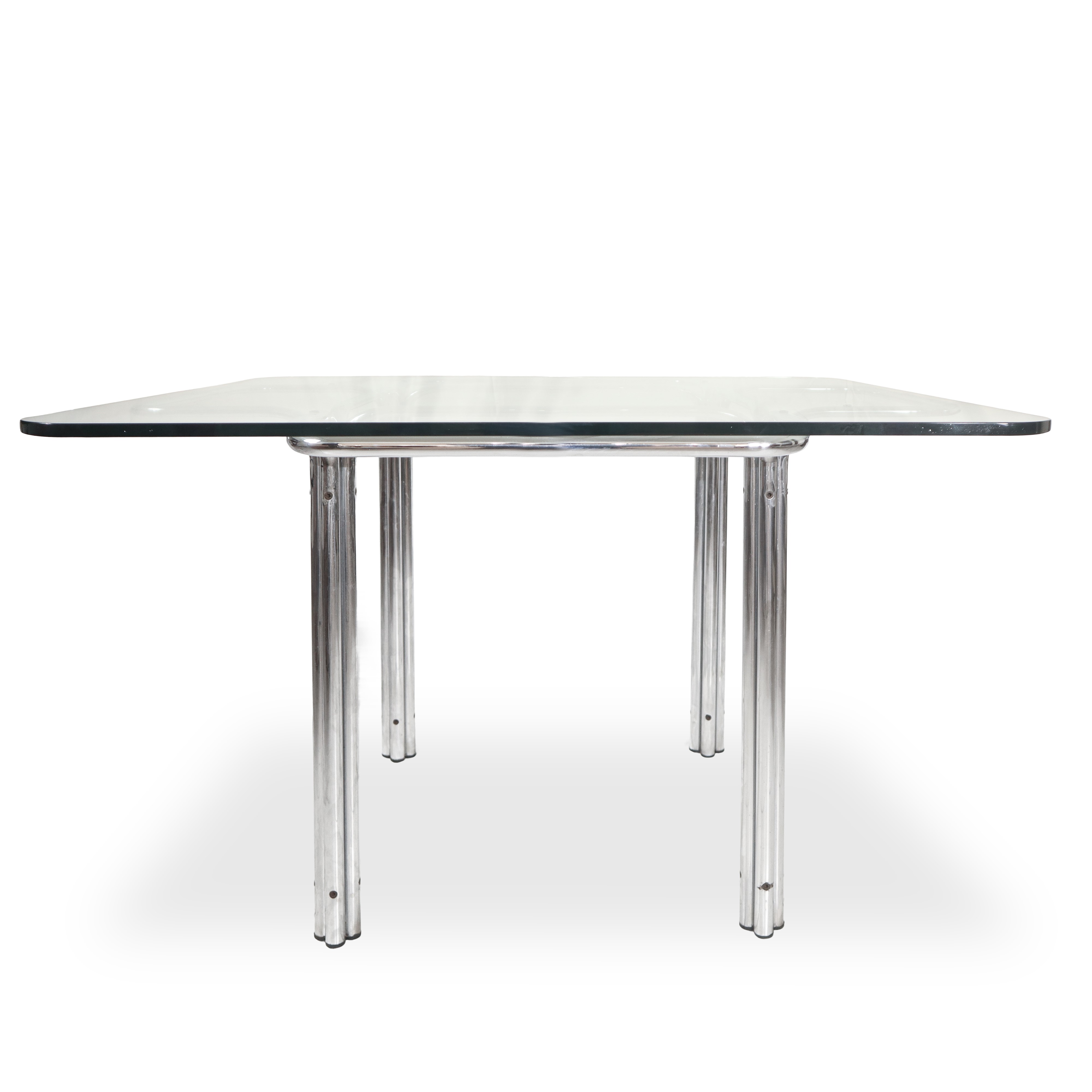 Tavolo modello Topos con struttura in metallo cromato argentato che partendo da terra si apre com...