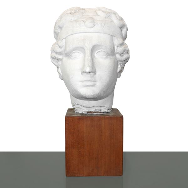 Testa di Diana in gesso bianco su base in legno