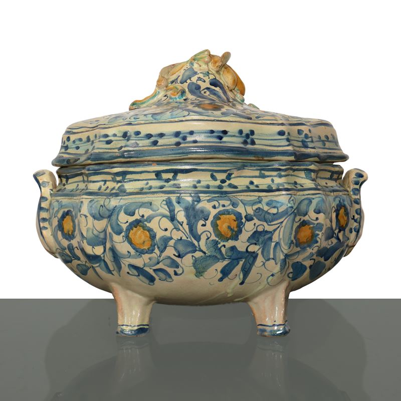Zuppiera in maiolica di Santo Stefano di Camastra con decori floreali