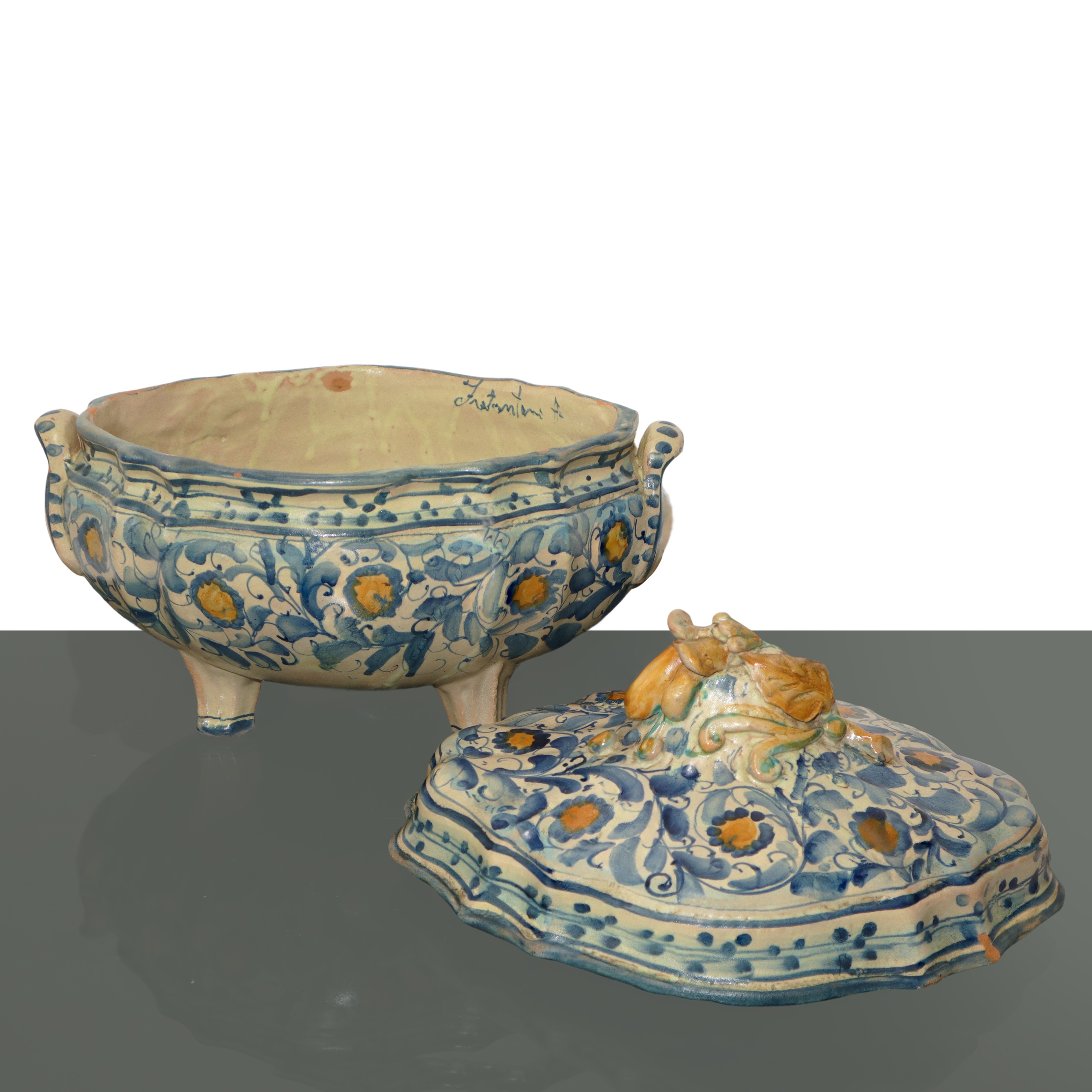 Zuppiera in maiolica di Santo Stefano di Camastra con decori floreali