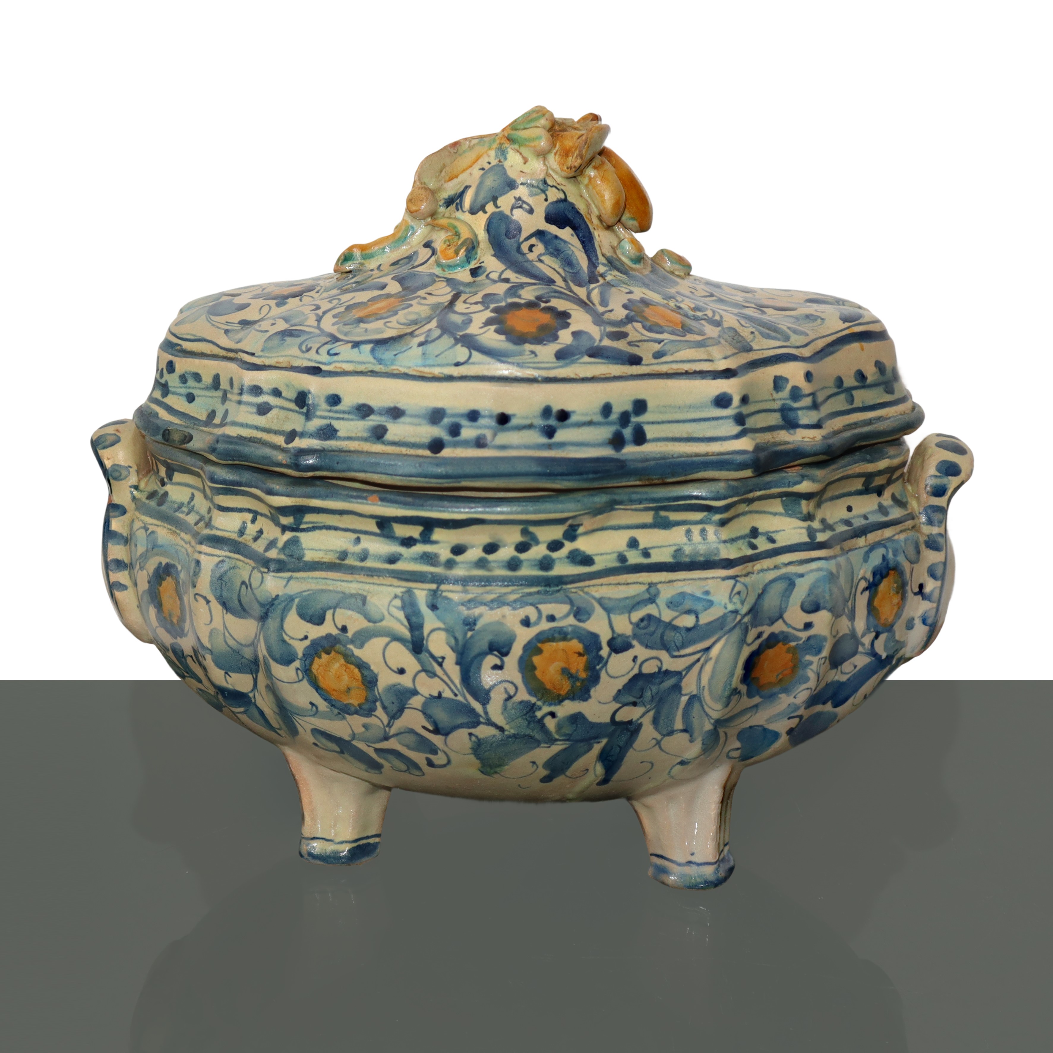 Zuppiera in maiolica di Santo Stefano di Camastra con decori floreali