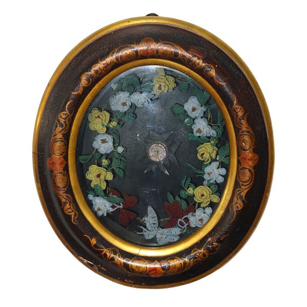 Reliquiario in teca ovale dipinta e dorata