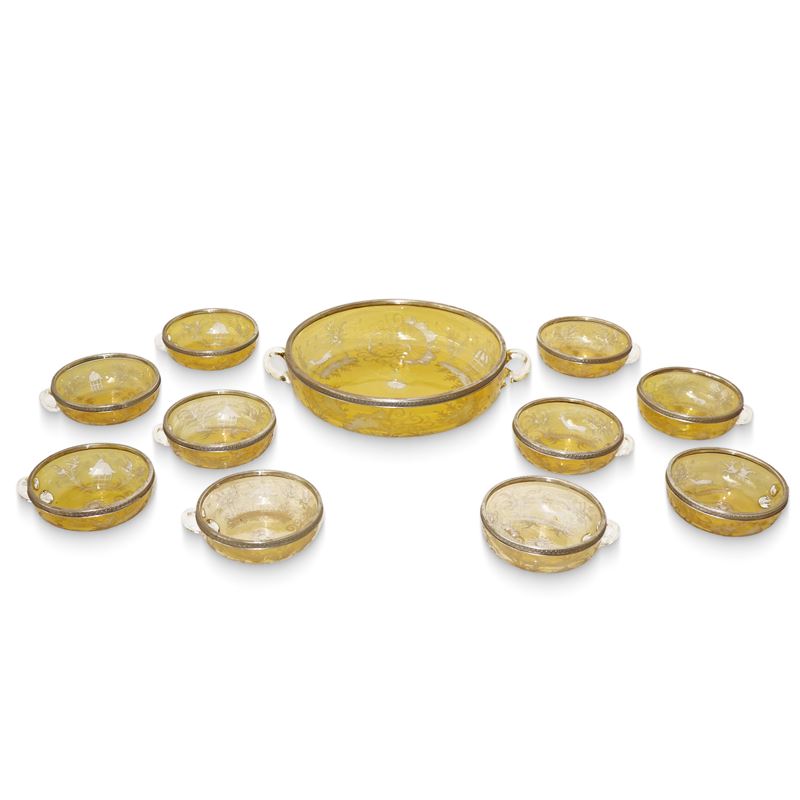 Set da macedonia composto da coppa grande e 10 coppe piccole in vetro di Boemia giallo ambrato bu...
