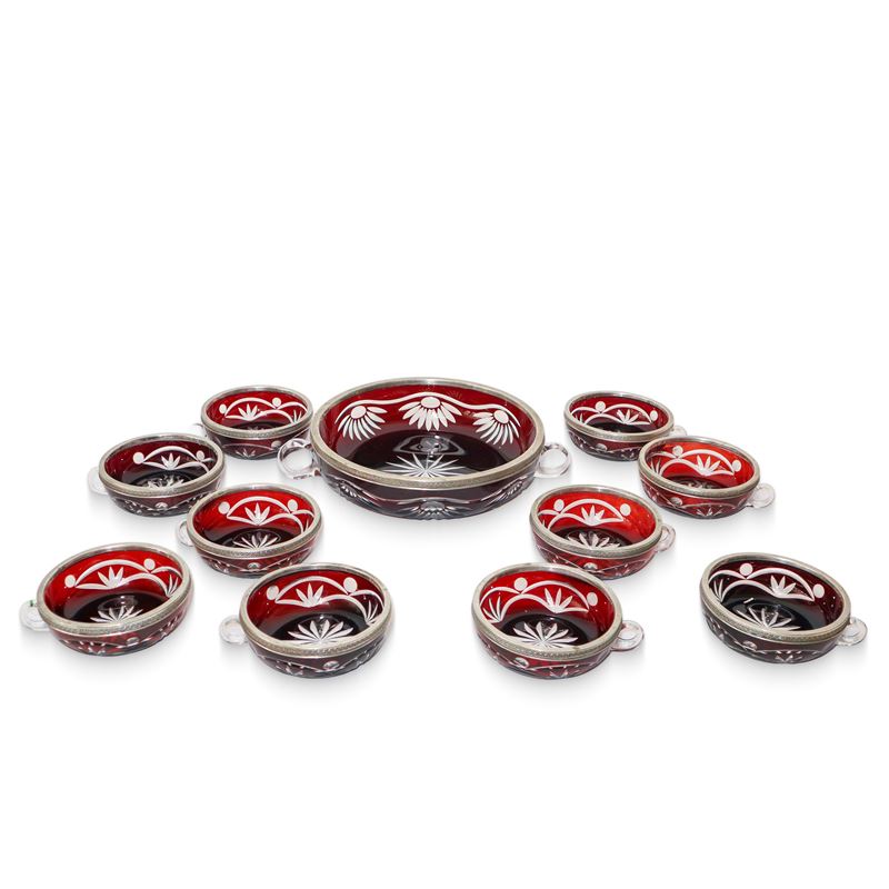Set da macedonia in vetro di Boemia amaranto, coppa grande e 10 coppe piccole con bordo in argent...