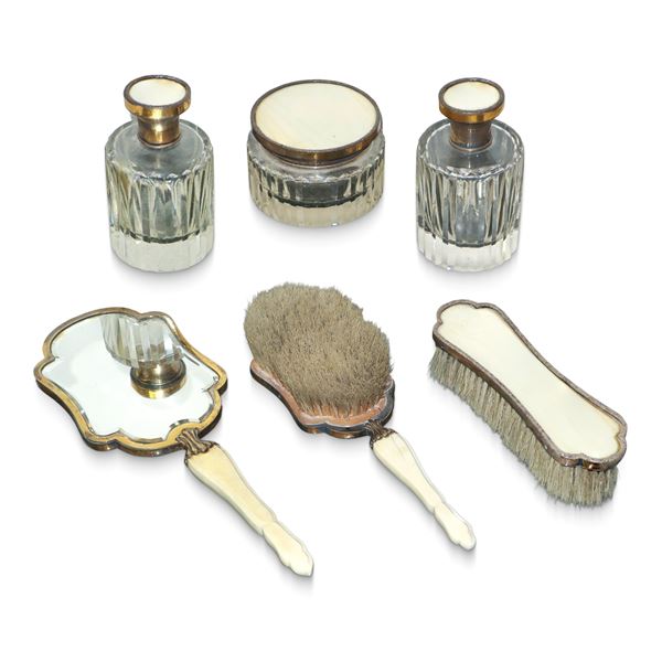 Set da toletta in cristallo e osso composto da 6 pezzi: 2 spazzole, specchio, portacipria, 2 bottiglie portaprofumo