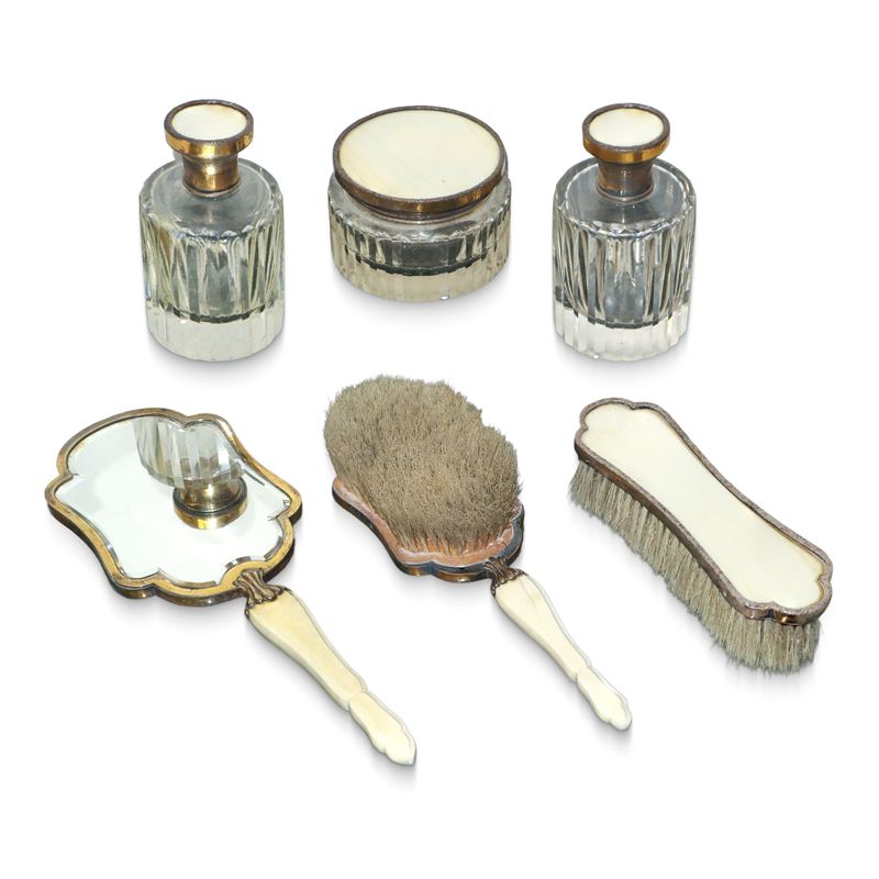 Set da toletta in cristallo e osso composto da 6 pezzi: 2 spazzole, specchio, portacipria, 2 bott...
