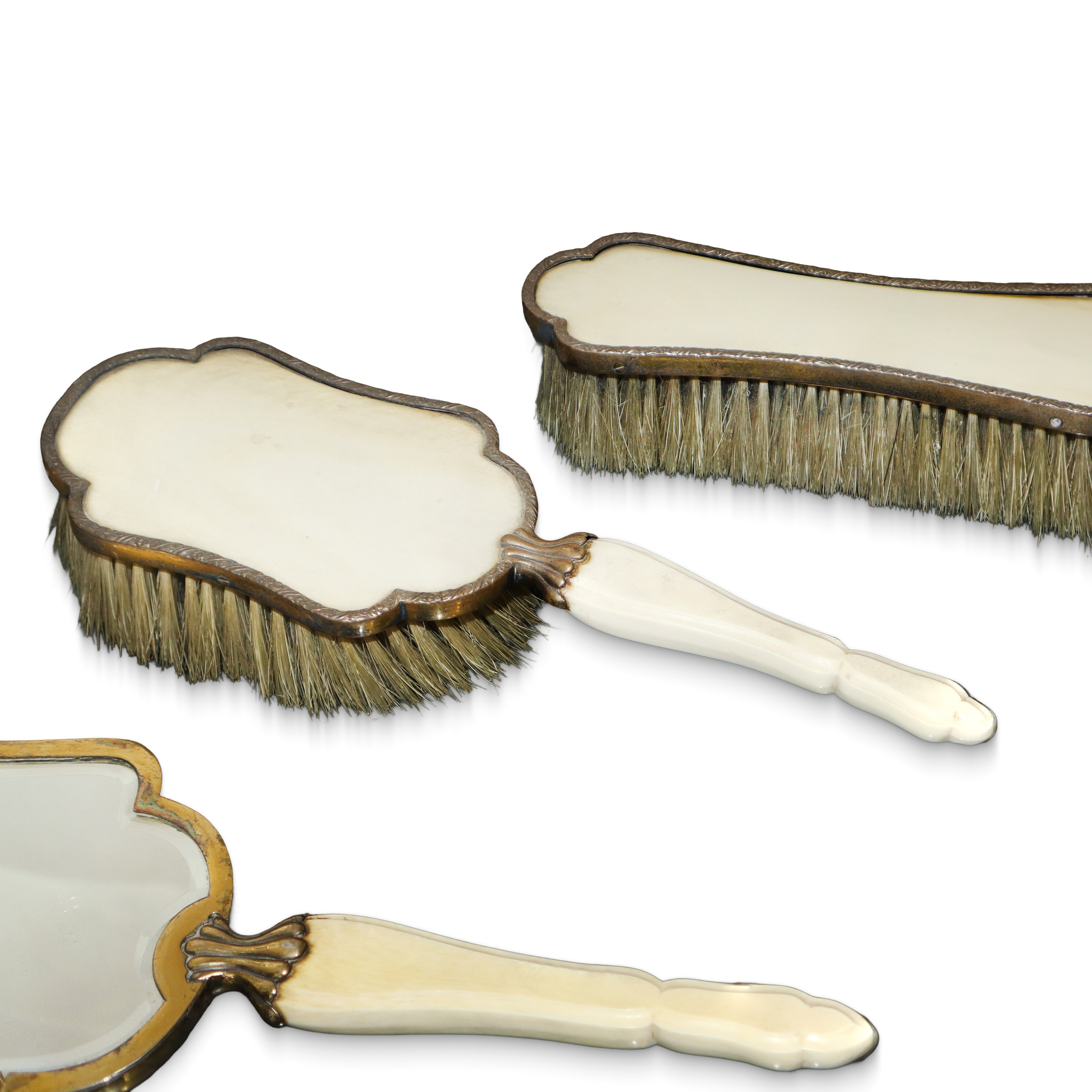 Set da toletta in cristallo e osso composto da 6 pezzi: 2 spazzole, specchio, portacipria, 2 bott...