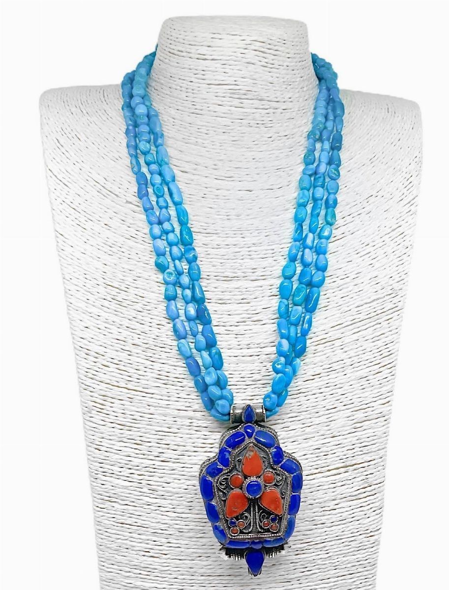 Collana a tre fili Turchese Arizona a ciotoli lisci, centrale in argento con lapislazzuli e coral...
