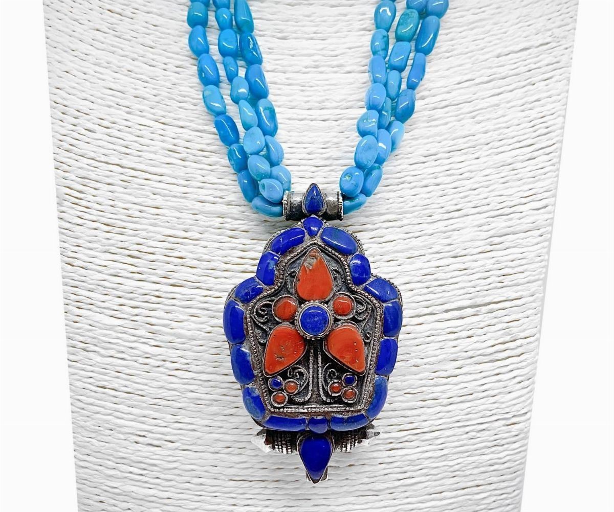 Collana a tre fili Turchese Arizona a ciotoli lisci, centrale in argento con lapislazzuli e coral...