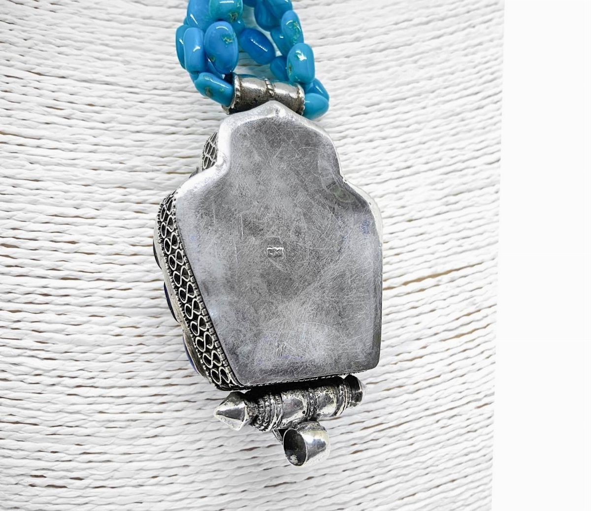 Collana a tre fili Turchese Arizona a ciotoli lisci, centrale in argento con lapislazzuli e coral...